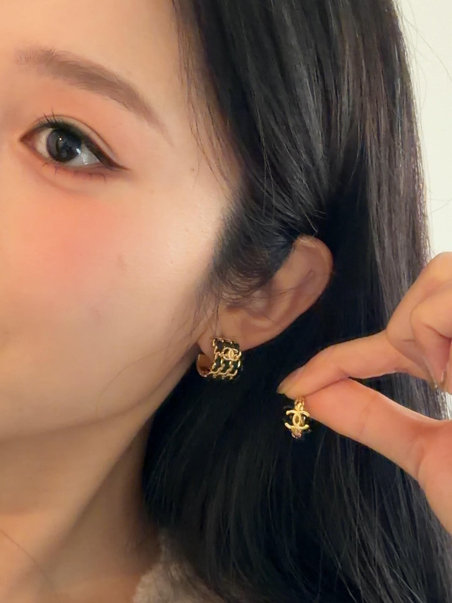 Chanel 香 黑色半圈穿皮精雕字母耳钉26P最新款 纯手工穿皮+满钻双c 五金链条纯手工抛光