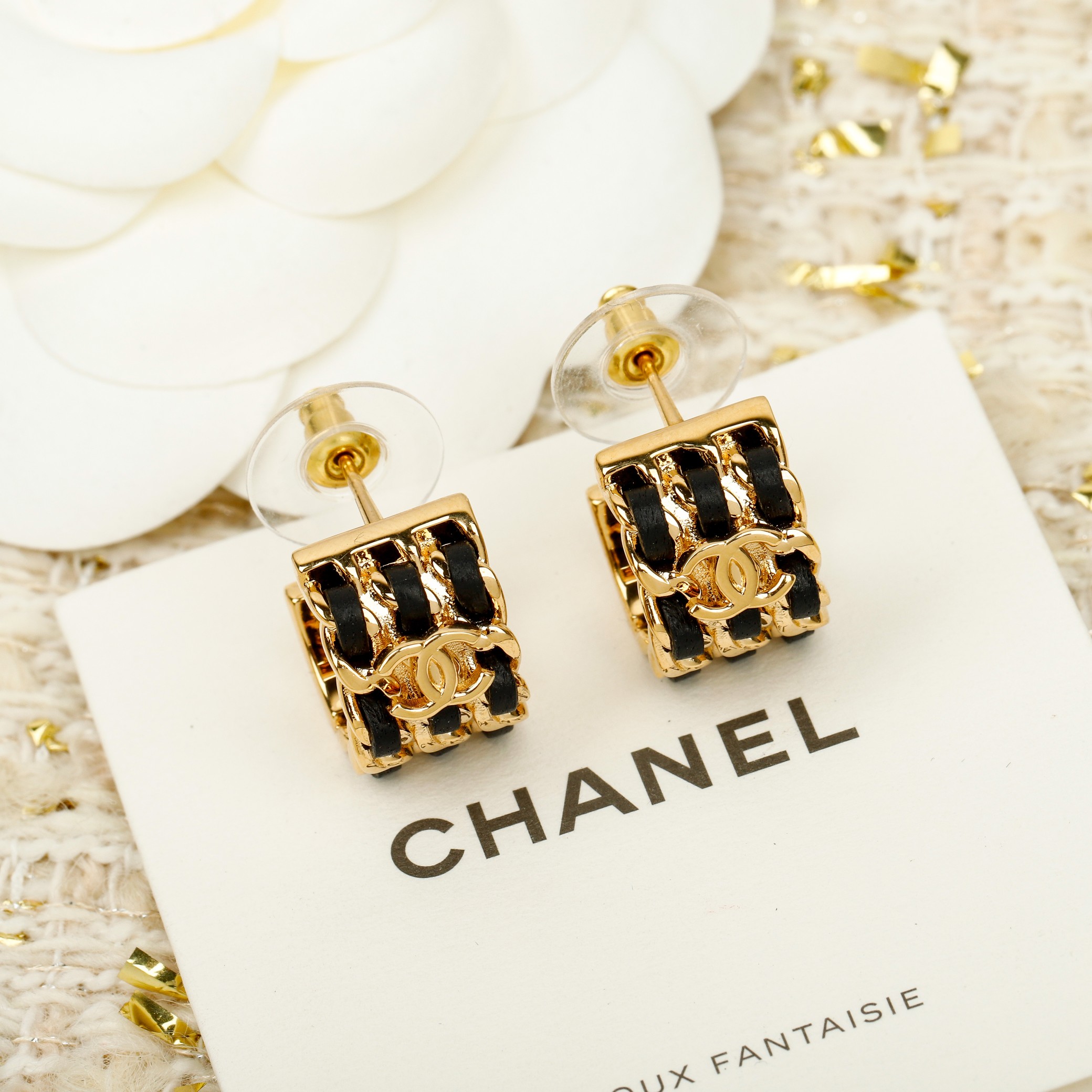 Chanel 香 黑色半圈穿皮精雕字母耳钉26P最新款 纯手工穿皮+满钻双c 五金链条纯手工抛光