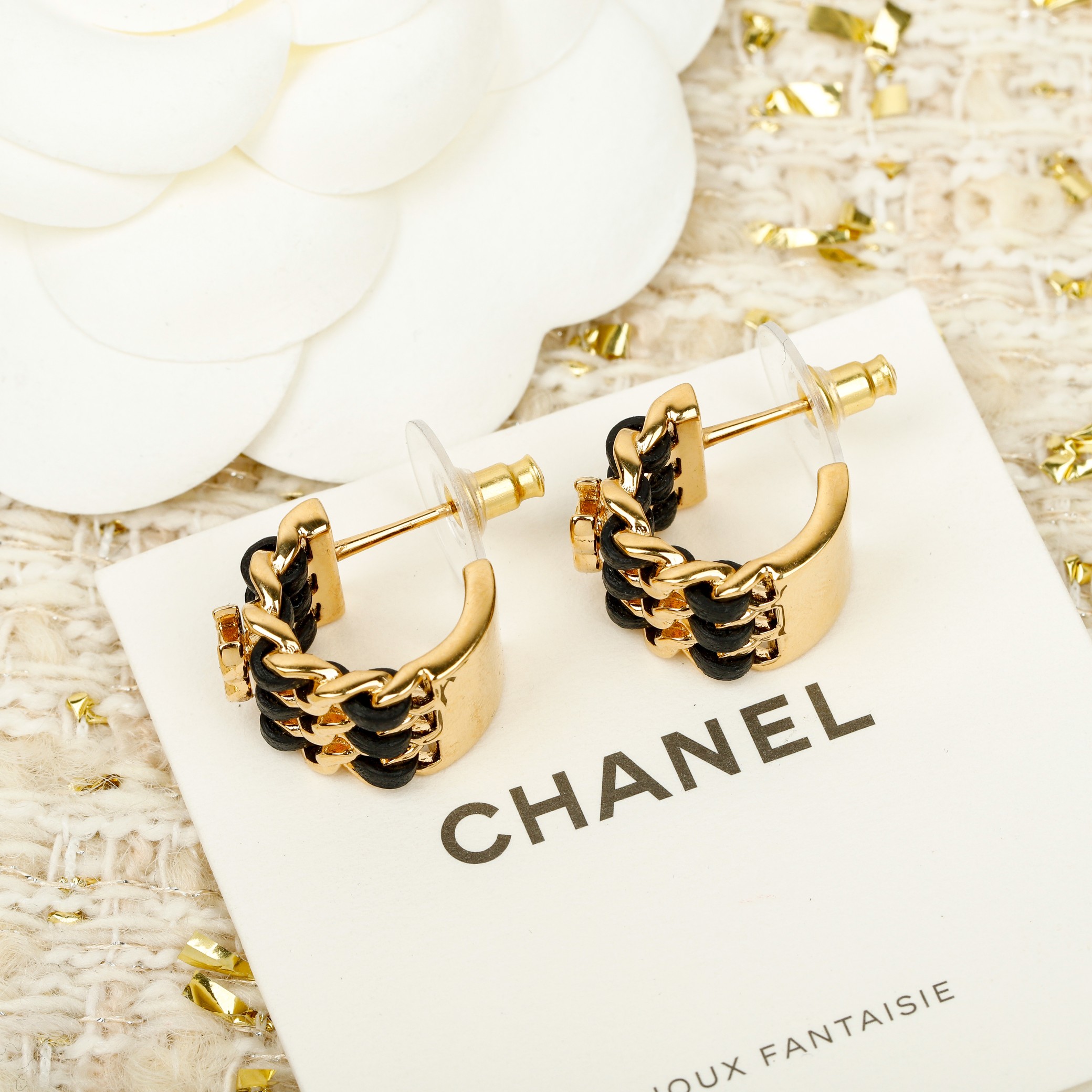 Chanel 香 黑色半圈穿皮精雕字母耳钉26P最新款 纯手工穿皮+满钻双c 五金链条纯手工抛光
