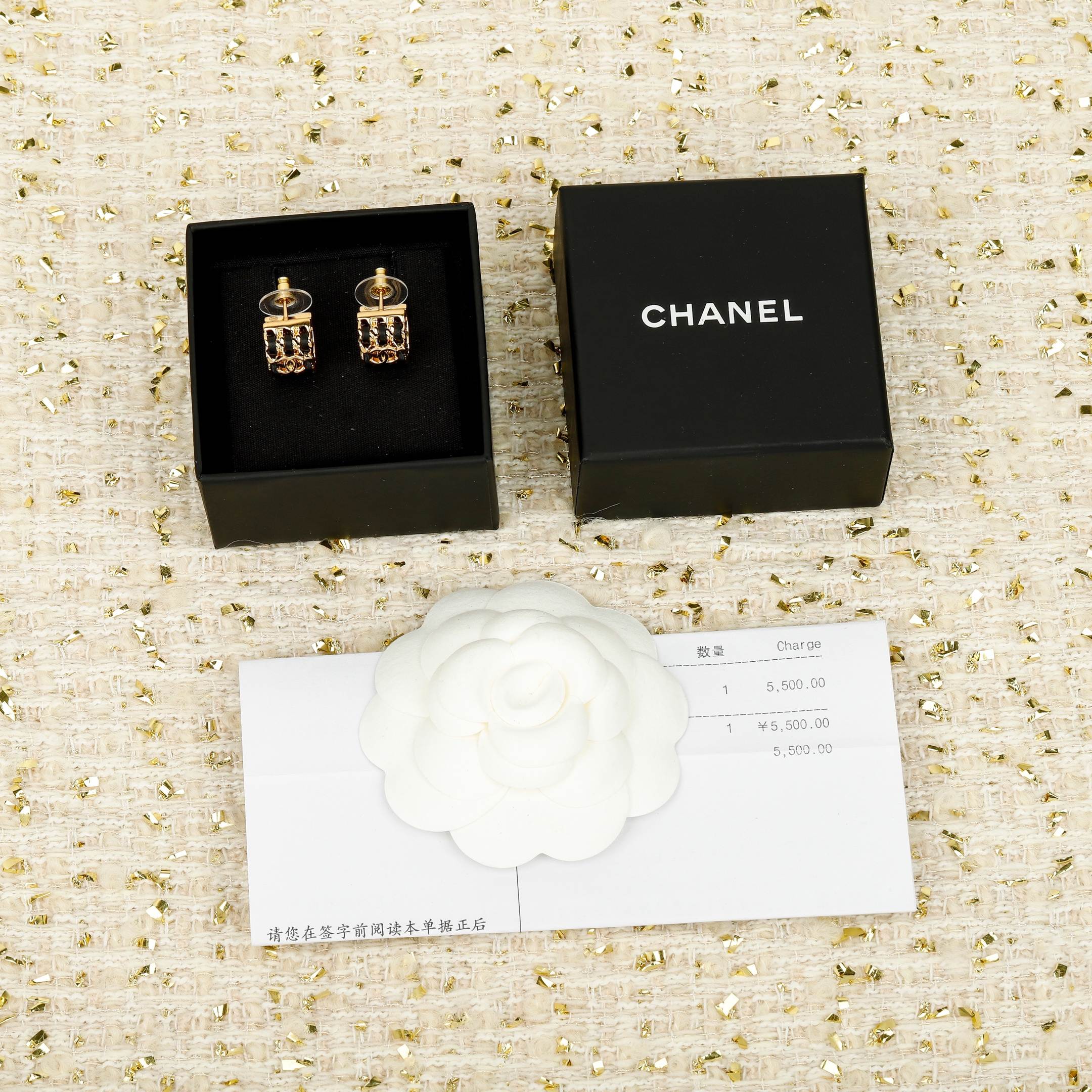Chanel 香 黑色半圈穿皮精雕字母耳钉26P最新款 纯手工穿皮+满钻双c 五金链条纯手工抛光