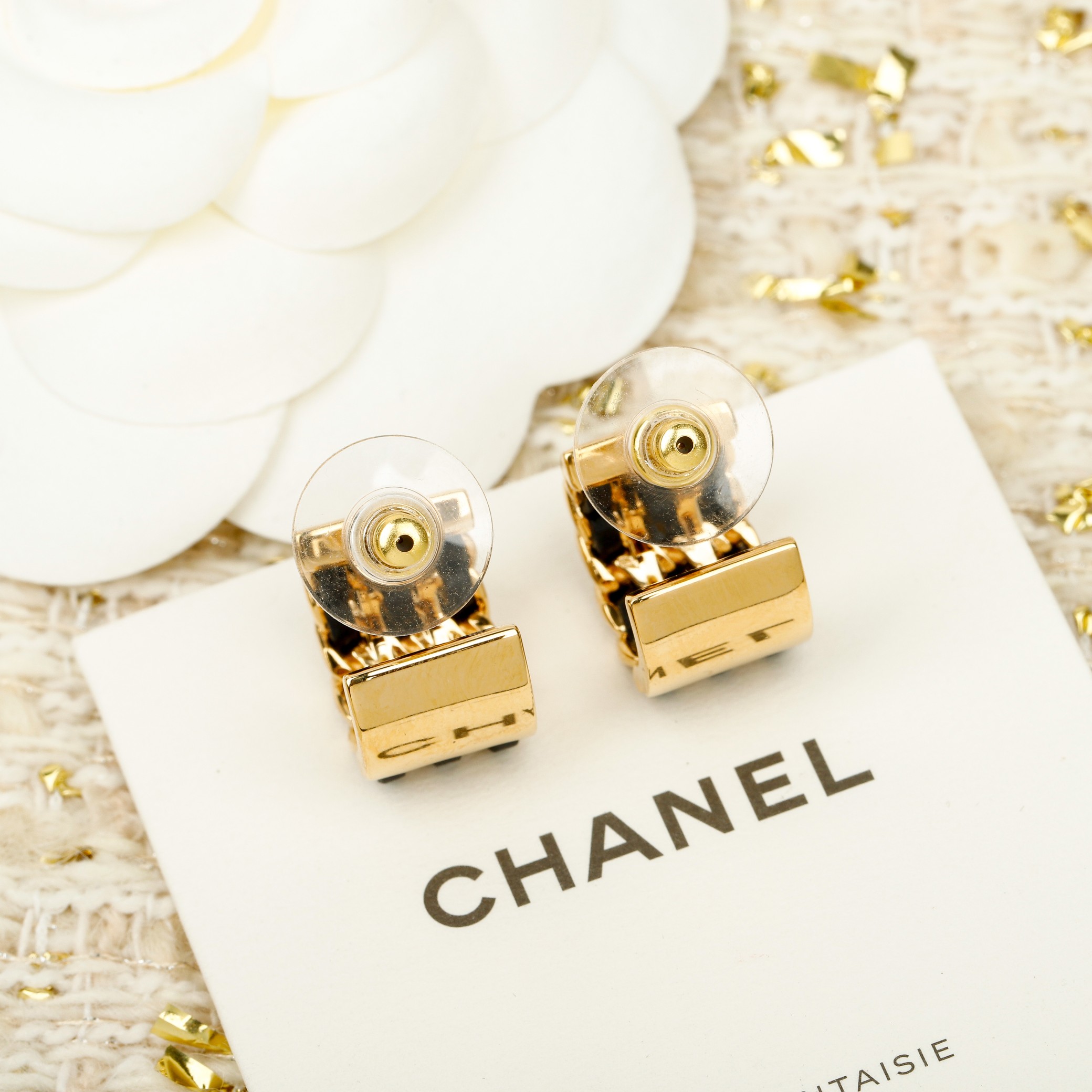 Chanel 香 黑色半圈穿皮精雕字母耳钉26P最新款 纯手工穿皮+满钻双c 五金链条纯手工抛光