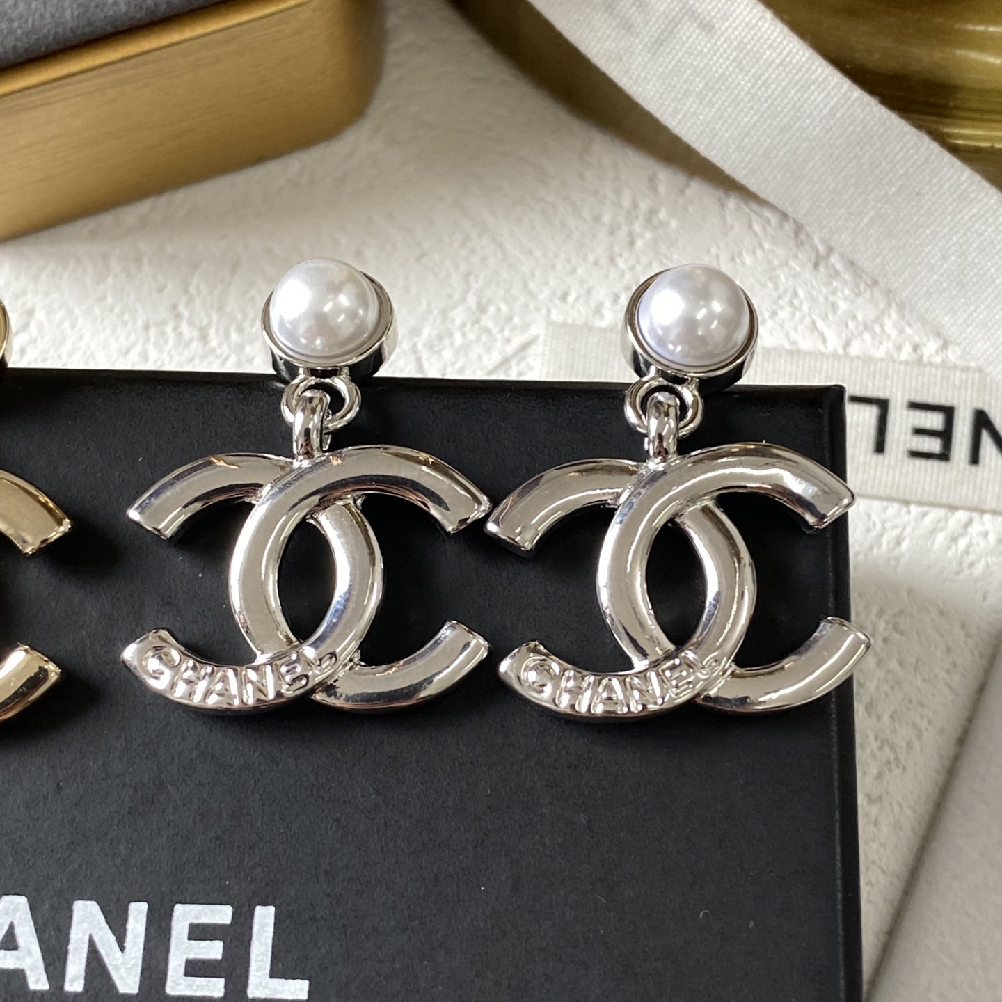 Chanel 卖疯了小香官网主推 精工版小香 最新 Chanel 精雕字印珍珠字母耳钉耳环