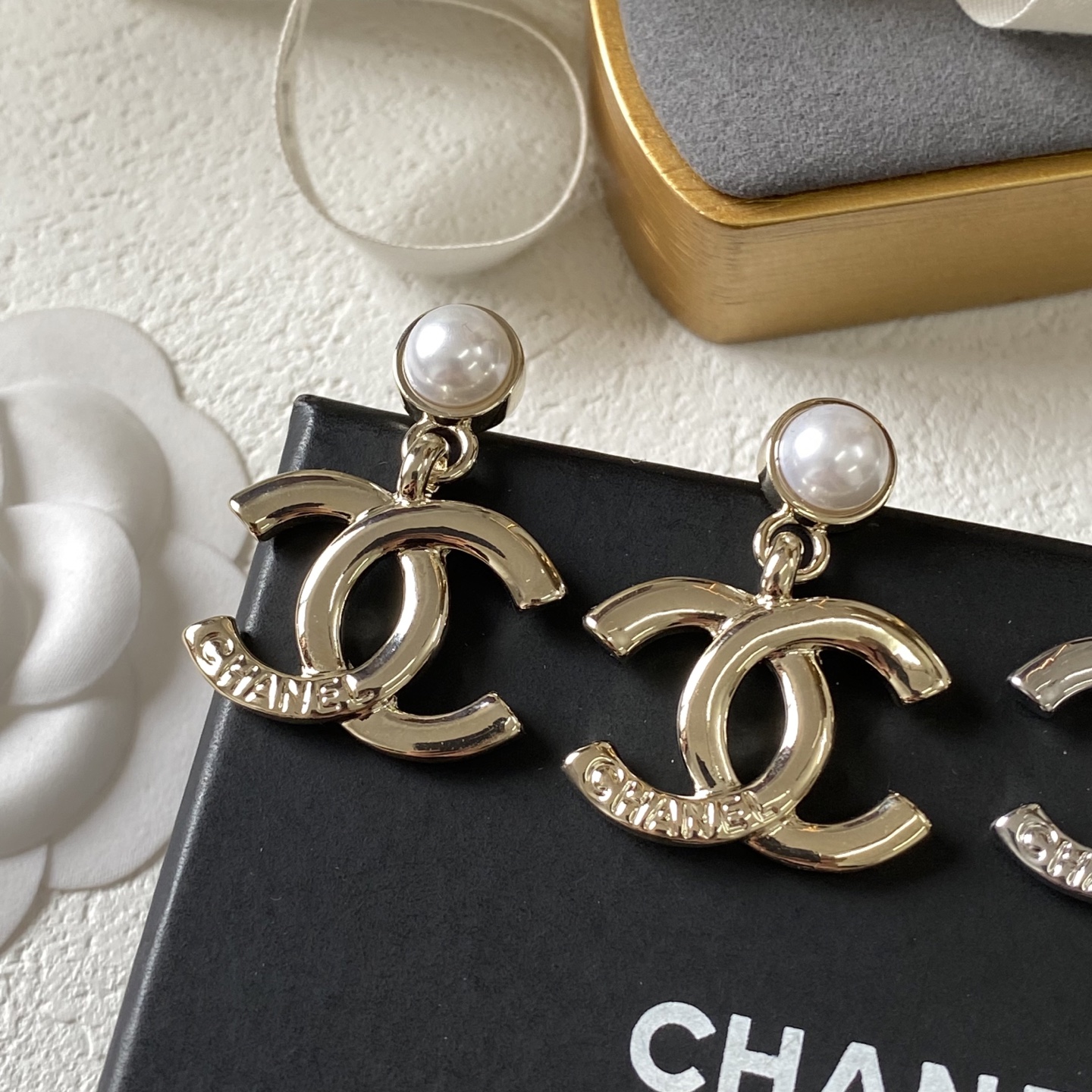 Chanel 卖疯了小香官网主推 精工版小香 最新 Chanel 精雕字印珍珠字母耳钉耳环