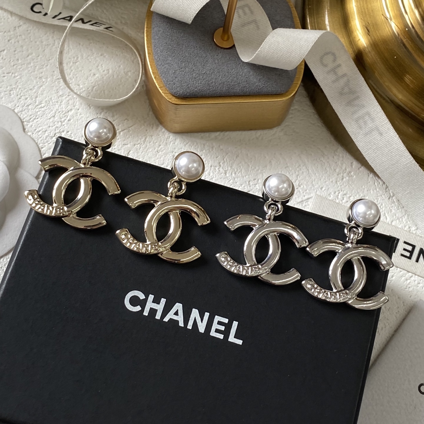 Chanel 卖疯了小香官网主推 精工版小香 最新 Chanel 精雕字印珍珠字母耳钉耳环