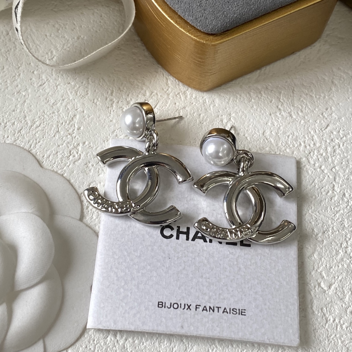 Chanel 卖疯了小香官网主推 精工版小香 最新 Chanel 精雕字印珍珠字母耳钉耳环