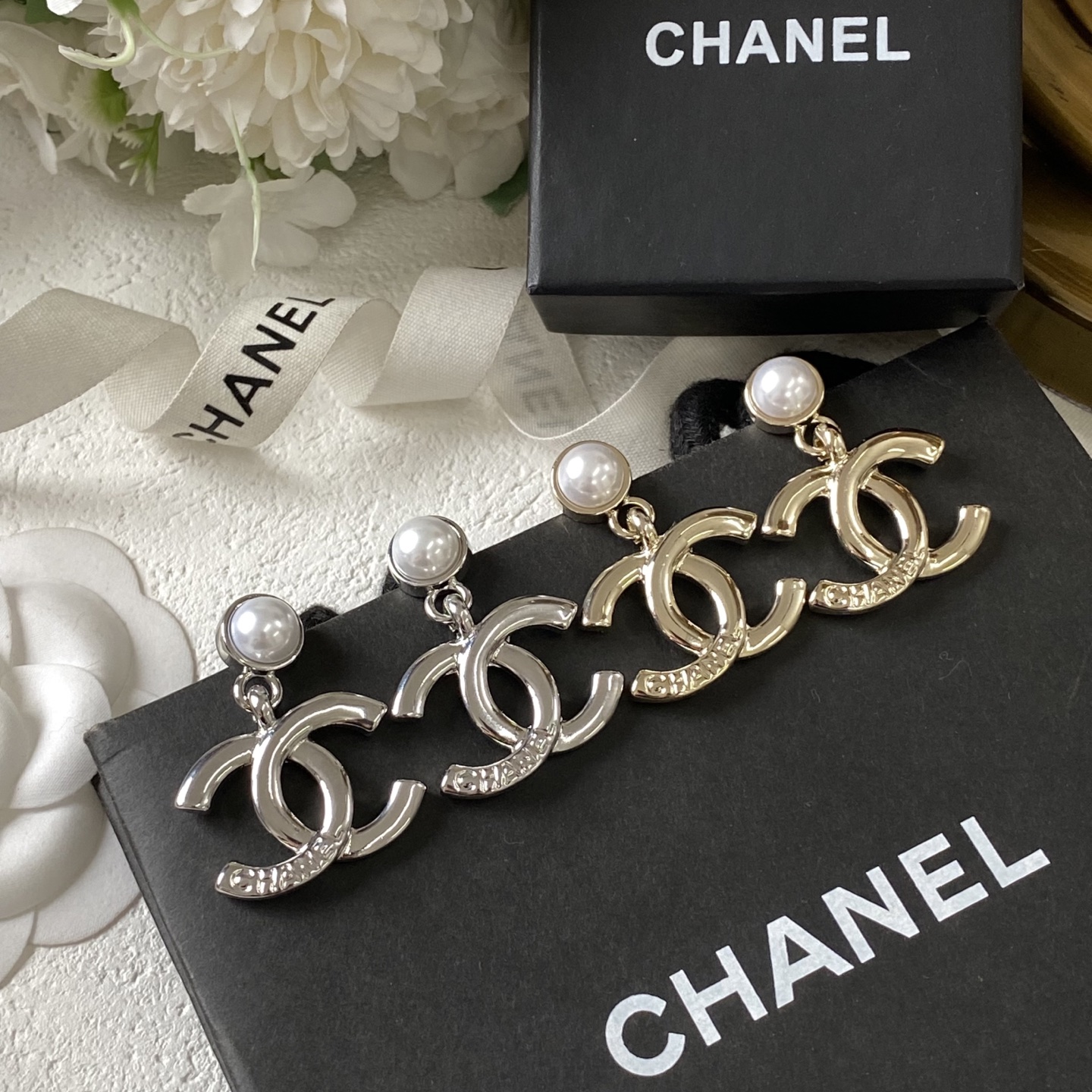 Chanel 卖疯了小香官网主推 精工版小香 最新 Chanel 精雕字印珍珠字母耳钉耳环