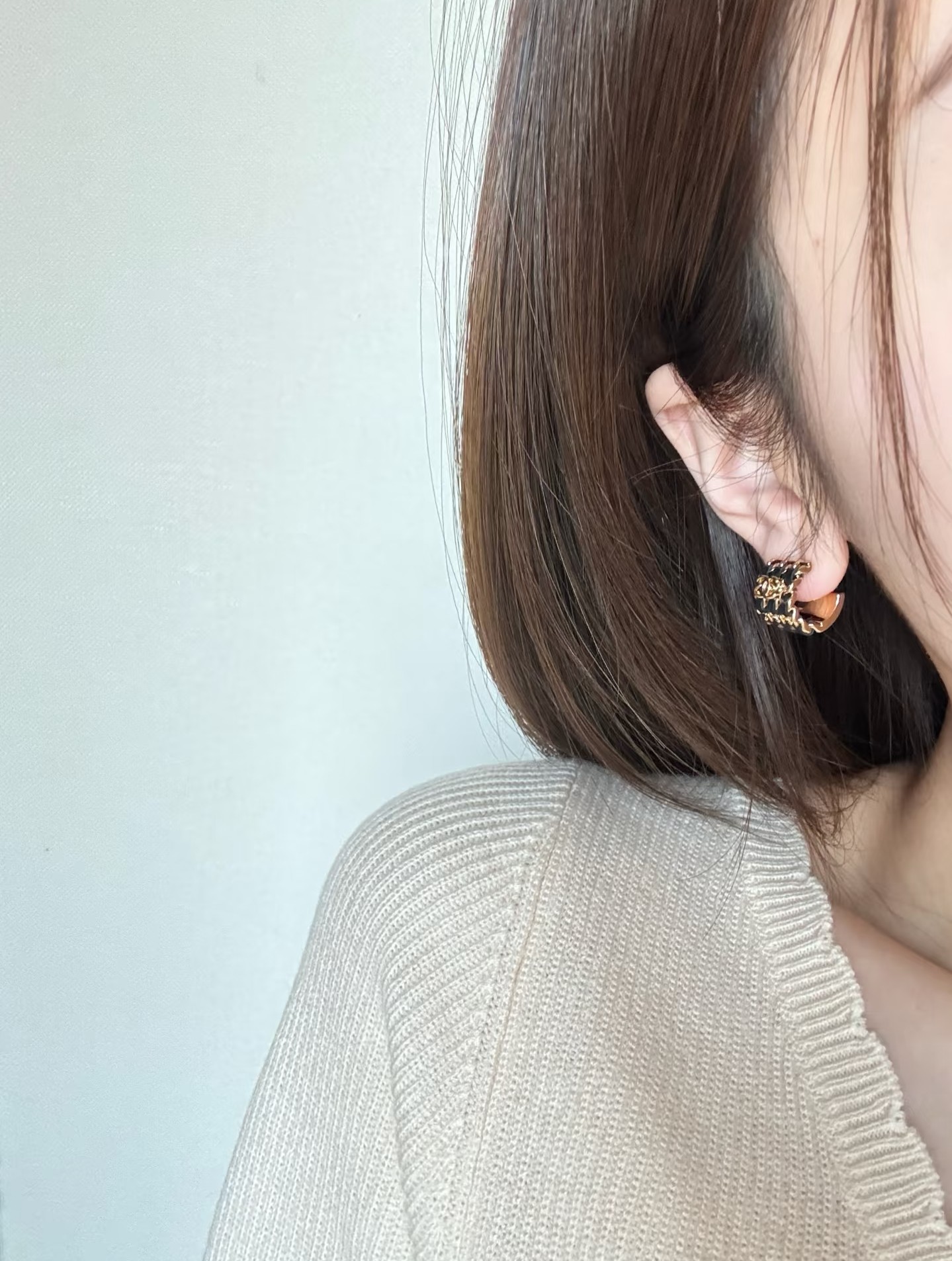 Chanel 香 黑色半圈穿皮精雕字母耳钉26P最新款 纯手工穿皮+满钻双c 五金链条纯手工抛光