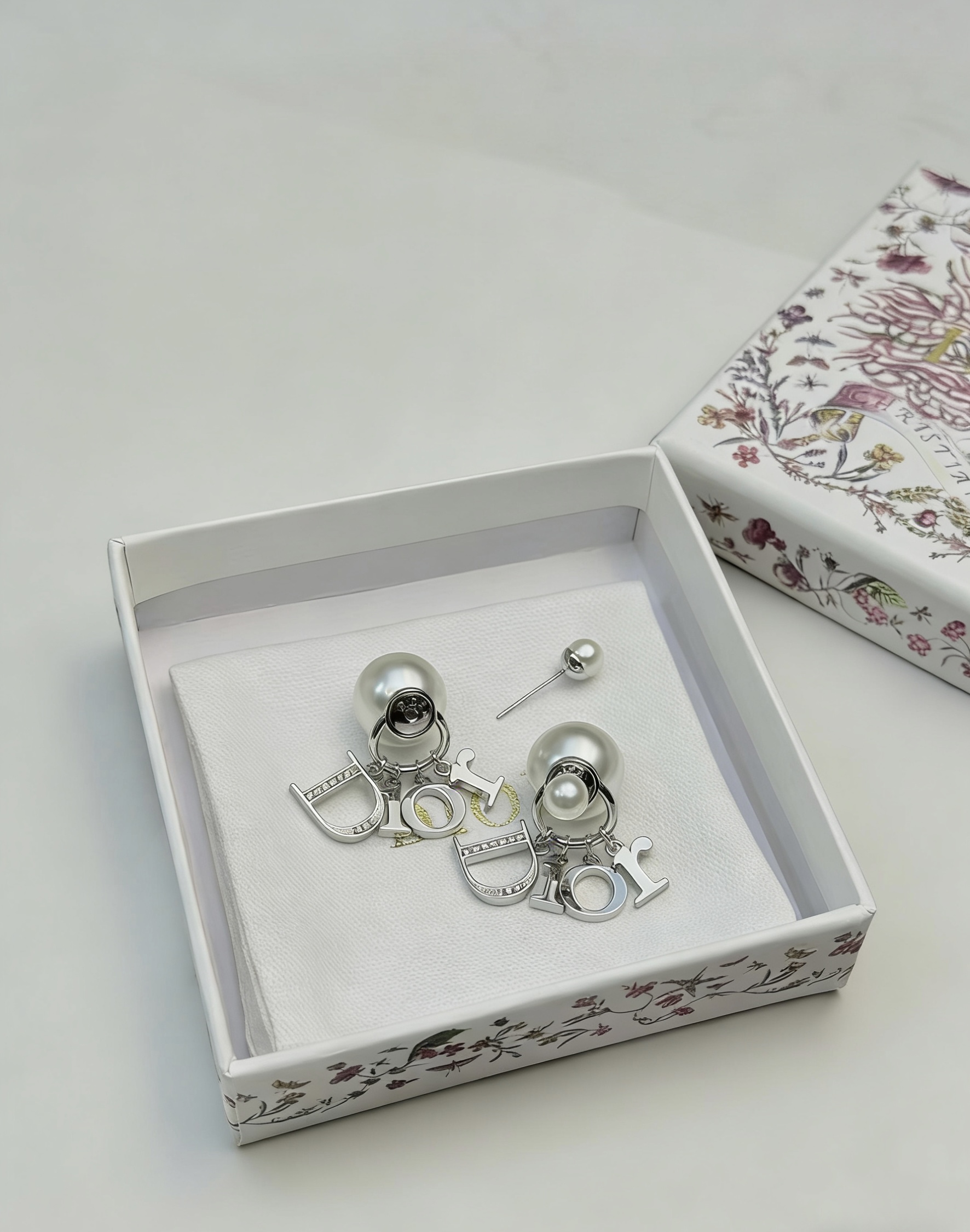Dior Dior字母大小珍珠耳环 Dior 字母珍珠耳环 金属镀金+珍珠 搭配标志性"Dior"字母吊坠