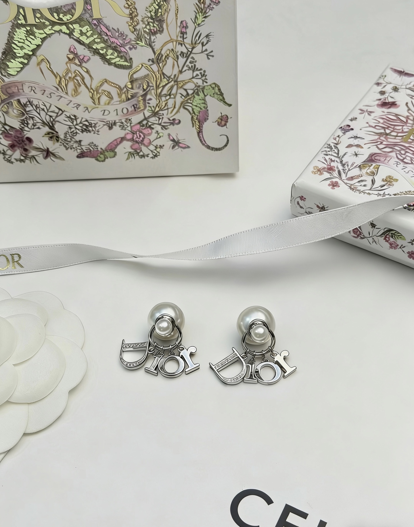 Dior Dior字母大小珍珠耳环 Dior 字母珍珠耳环 金属镀金+珍珠 搭配标志性"Dior"字母吊坠