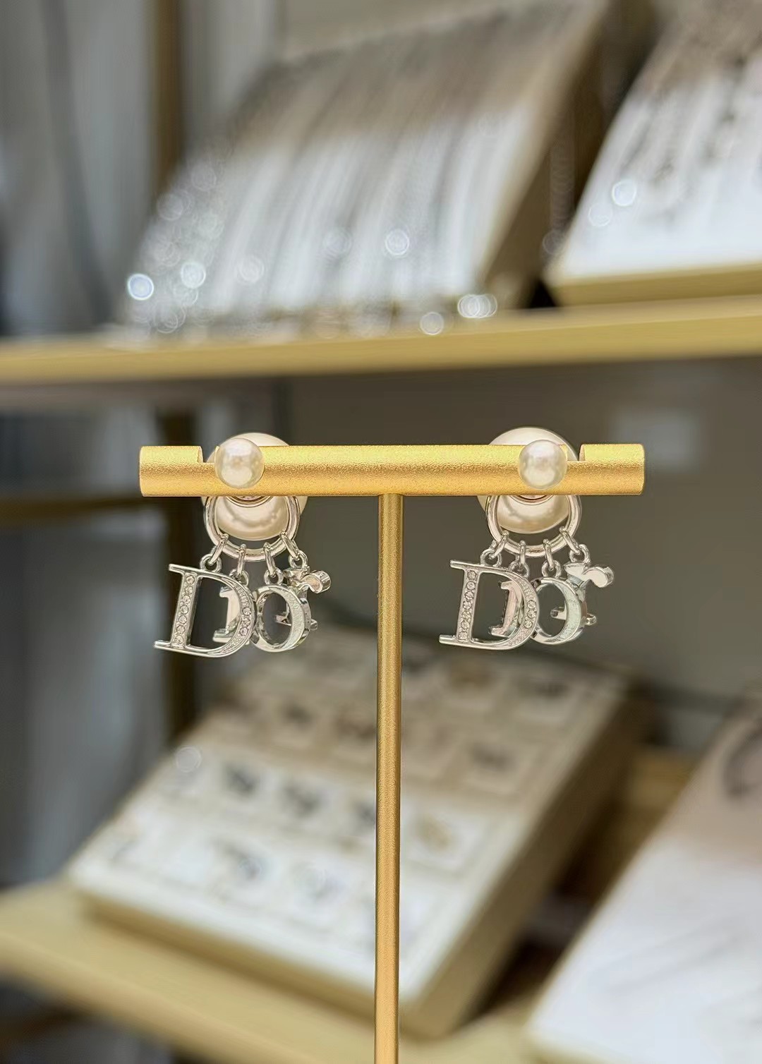 Dior Dior字母大小珍珠耳环 Dior 字母珍珠耳环 金属镀金+珍珠 搭配标志性"Dior"字母吊坠