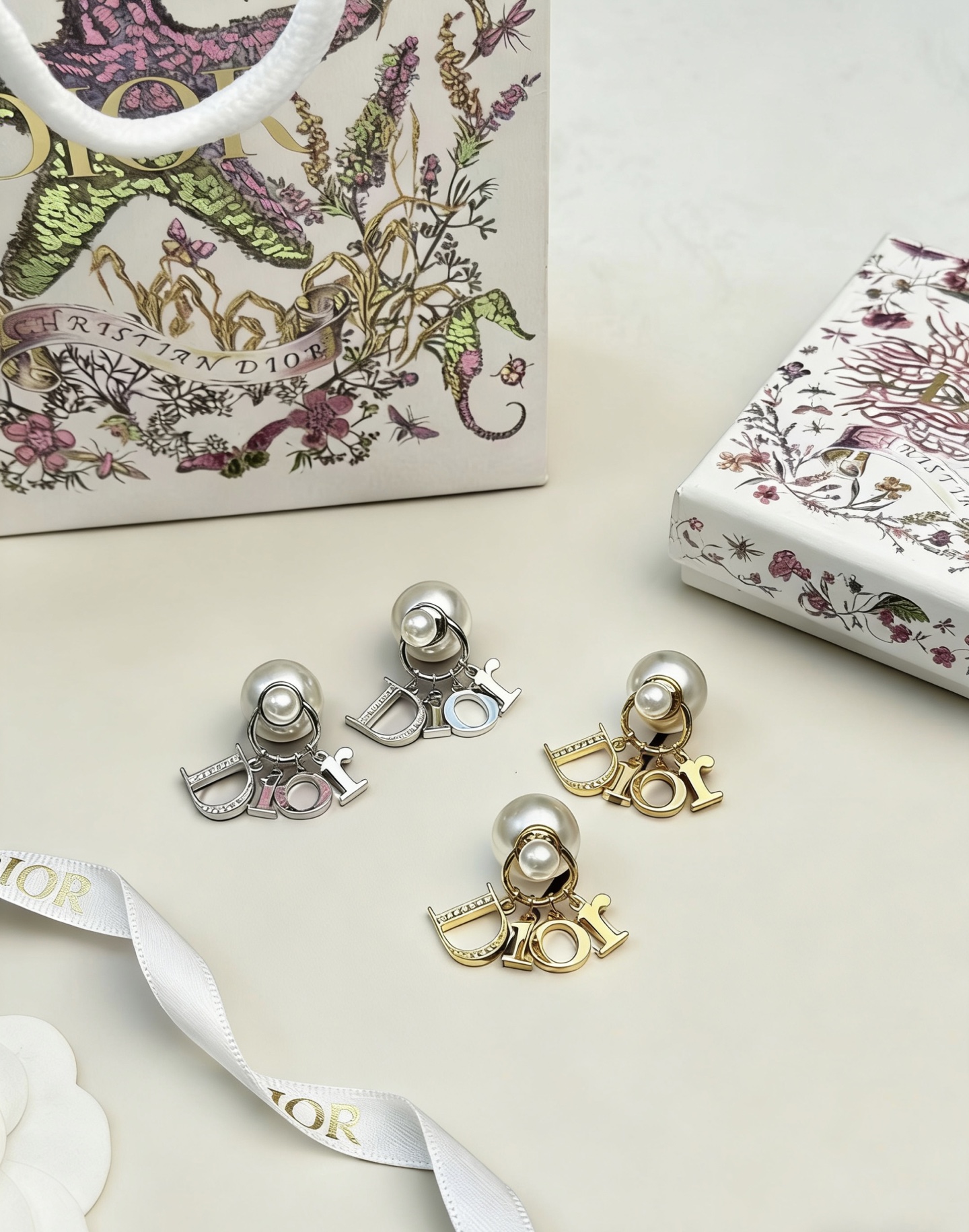 Dior Dior字母大小珍珠耳环 Dior 字母珍珠耳环 金属镀金+珍珠 搭配标志性"Dior"字母吊坠