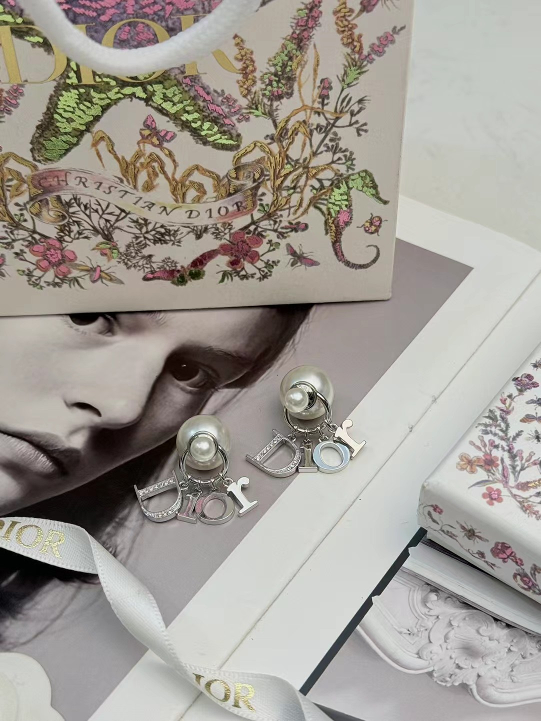 Dior Dior字母大小珍珠耳环 Dior 字母珍珠耳环 金属镀金+珍珠 搭配标志性"Dior"字母吊坠