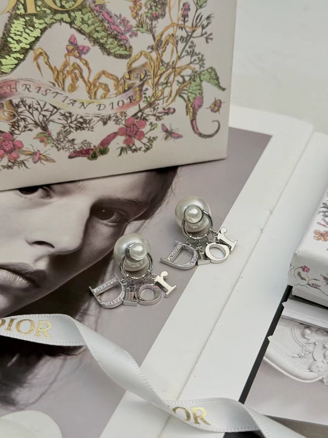 Dior Dior字母大小珍珠耳环 Dior 字母珍珠耳环 金属镀金+珍珠 搭配标志性"Dior"字母吊坠