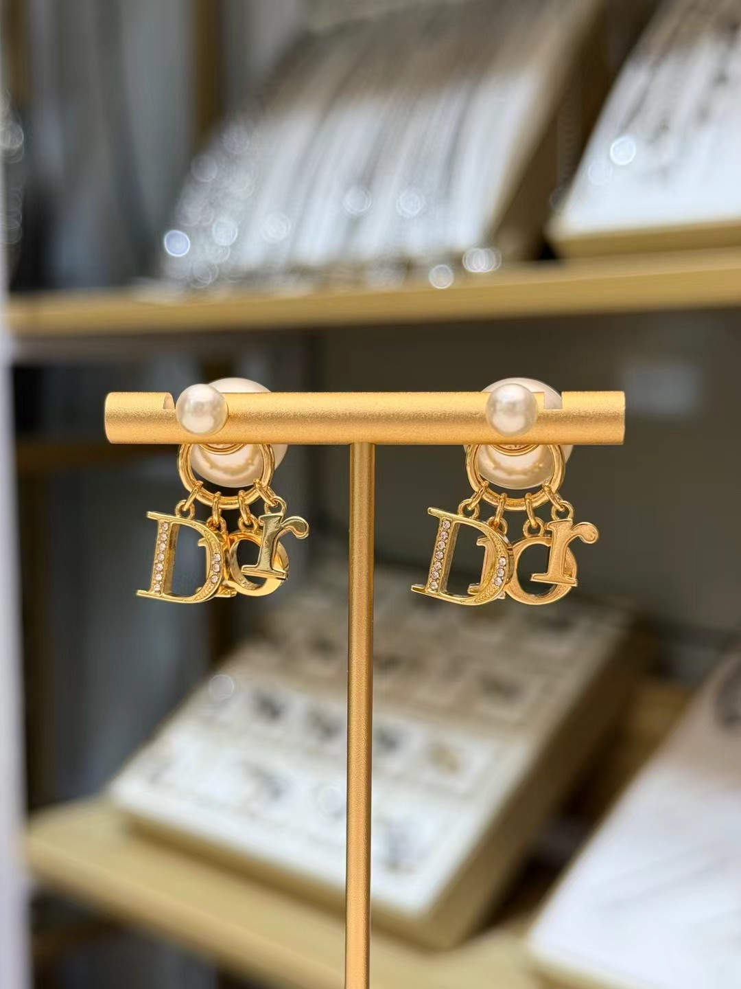 Dior Dior字母大小珍珠耳环 Dior 字母珍珠耳环 金属镀金+珍珠 搭配标志性"Dior"字母吊坠