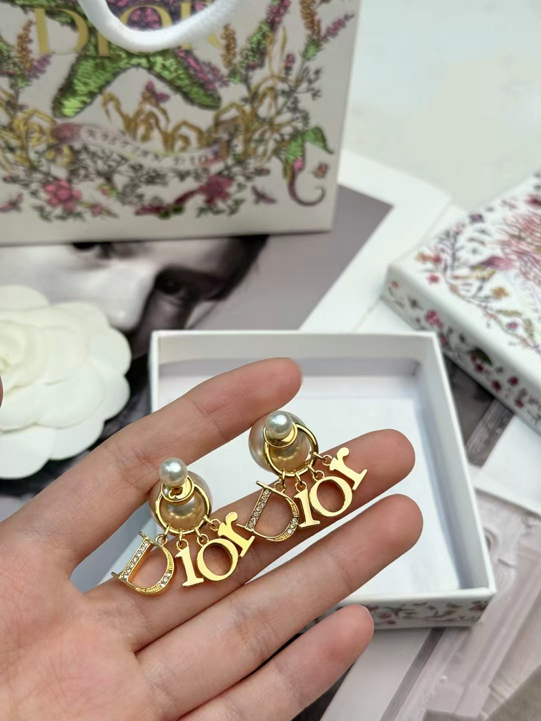 Dior Dior字母大小珍珠耳环 Dior 字母珍珠耳环 金属镀金+珍珠 搭配标志性"Dior"字母吊坠