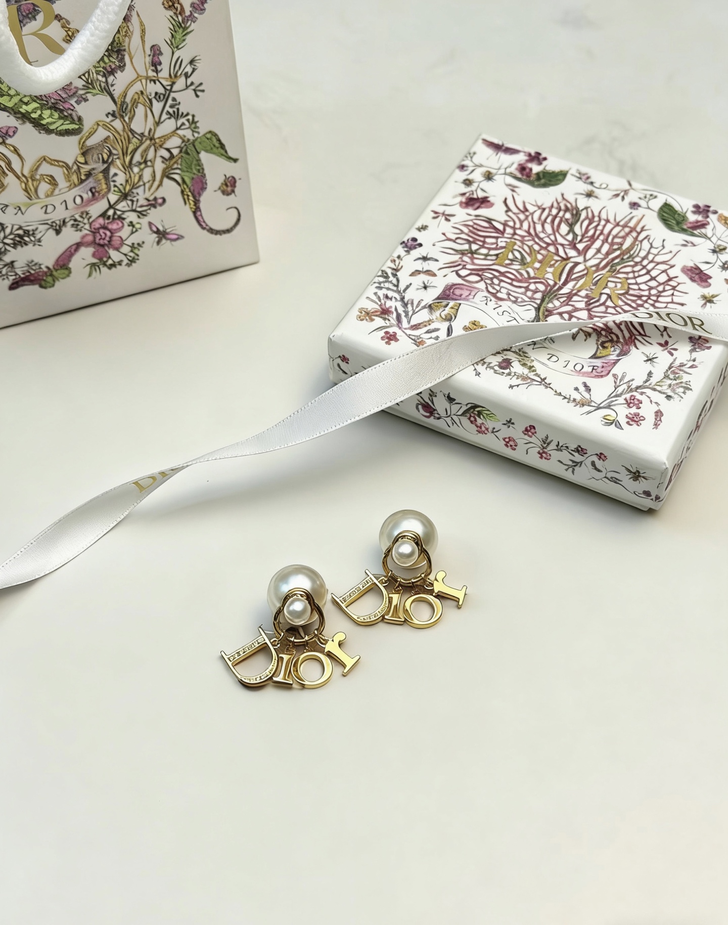 Dior Dior字母大小珍珠耳环 Dior 字母珍珠耳环 金属镀金+珍珠 搭配标志性"Dior"字母吊坠