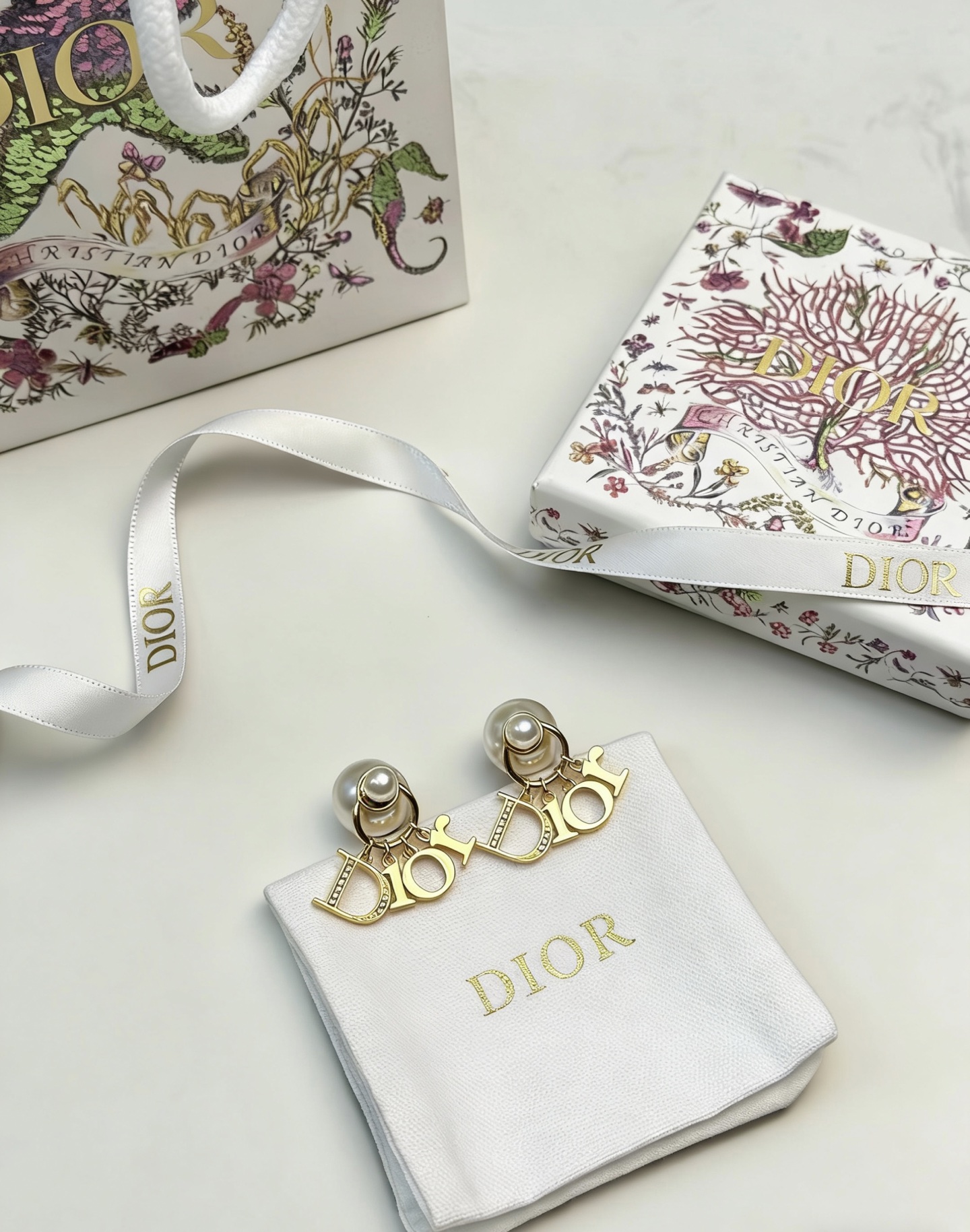 Dior Dior字母大小珍珠耳环 Dior 字母珍珠耳环 金属镀金+珍珠 搭配标志性"Dior"字母吊坠