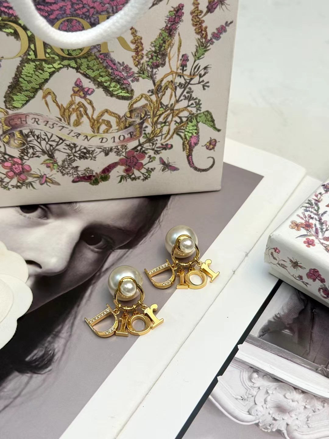 Dior Dior字母大小珍珠耳环 Dior 字母珍珠耳环 金属镀金+珍珠 搭配标志性"Dior"字母吊坠