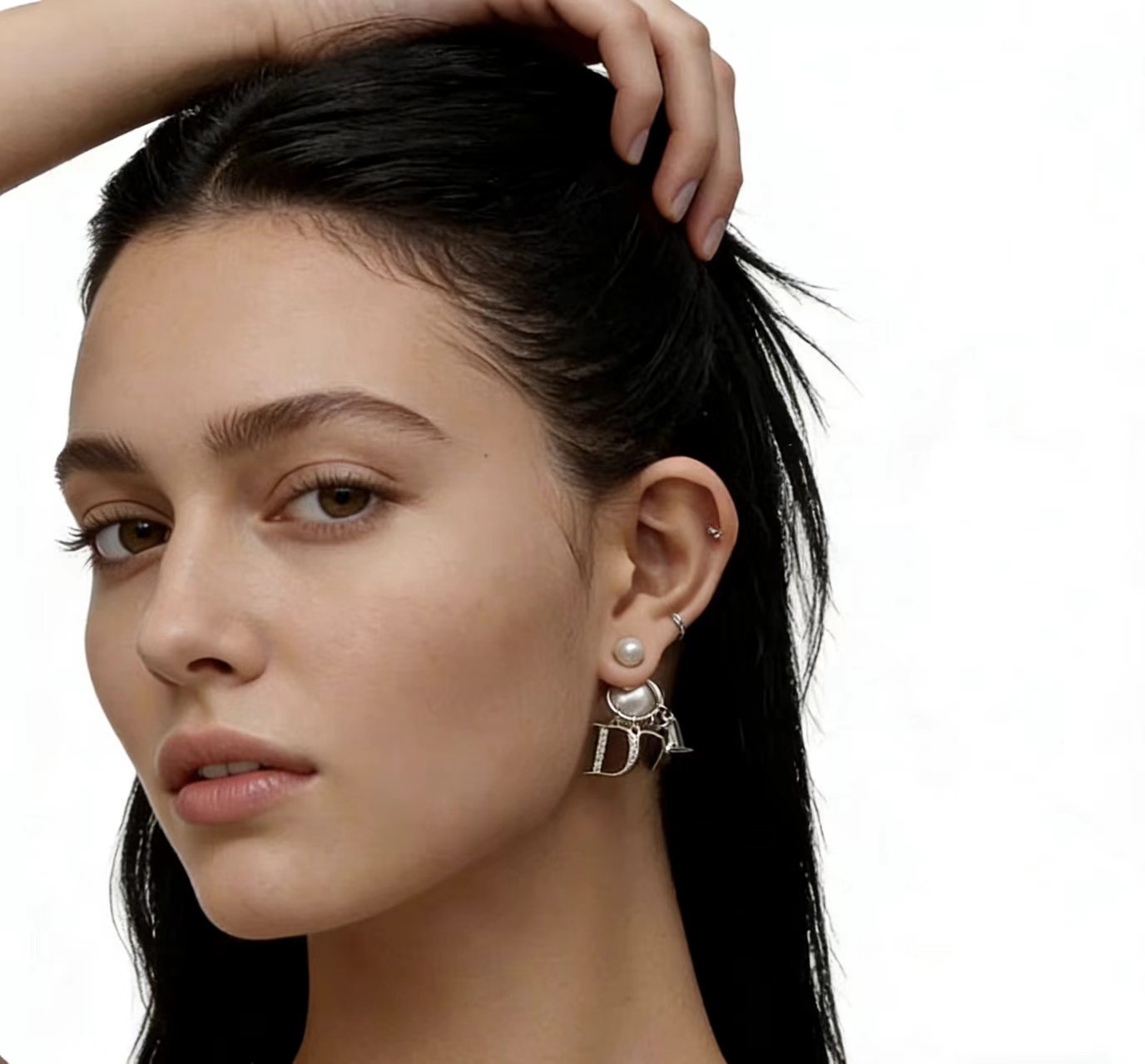 Dior Dior字母大小珍珠耳环 Dior 字母珍珠耳环 金属镀金+珍珠 搭配标志性"Dior"字母吊坠