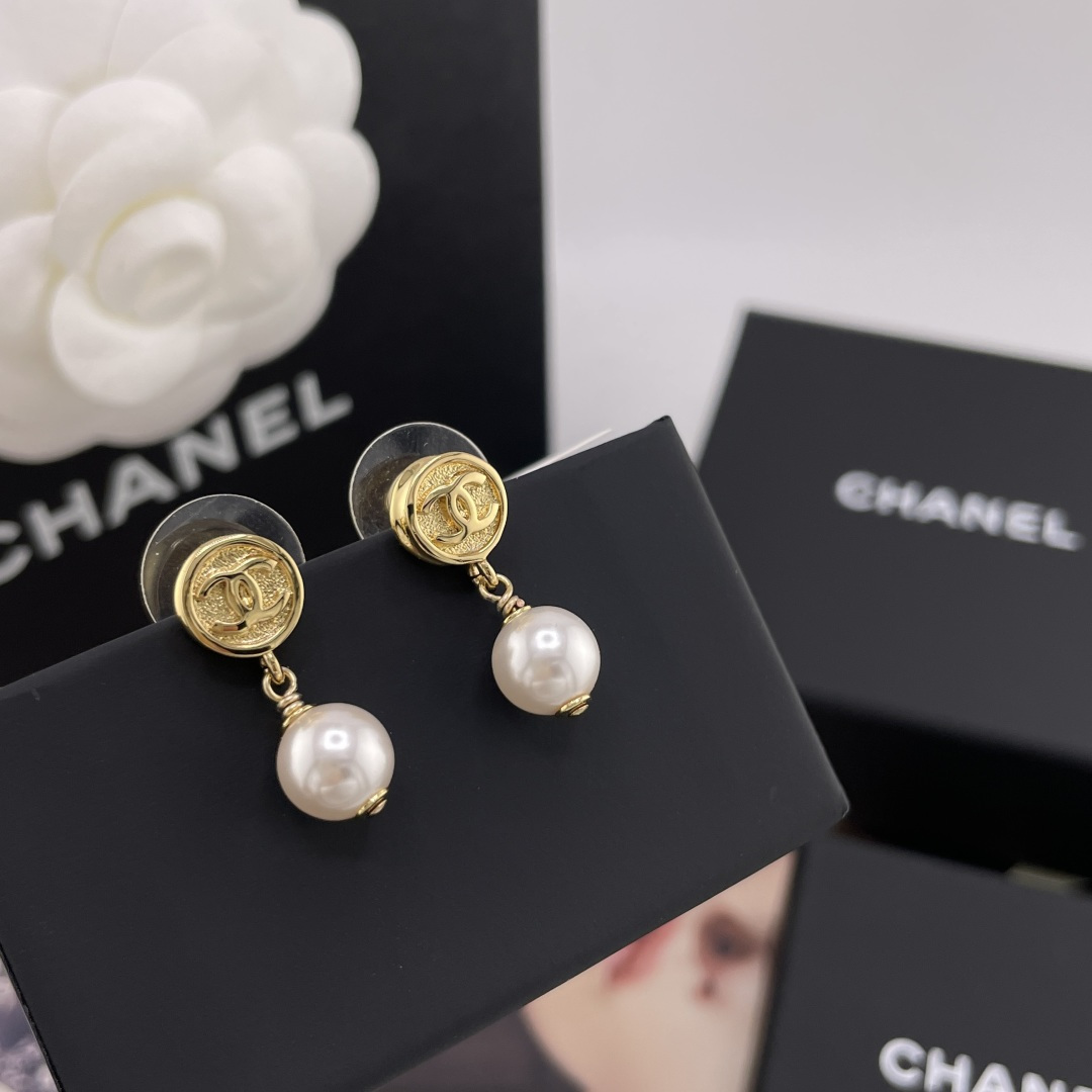 Chanel 香奈儿耳钉 爆上新 CHAN 26 小圆金币吊珠耳钉 水滴珍珠+圆形别有新意缀以不规则花纹