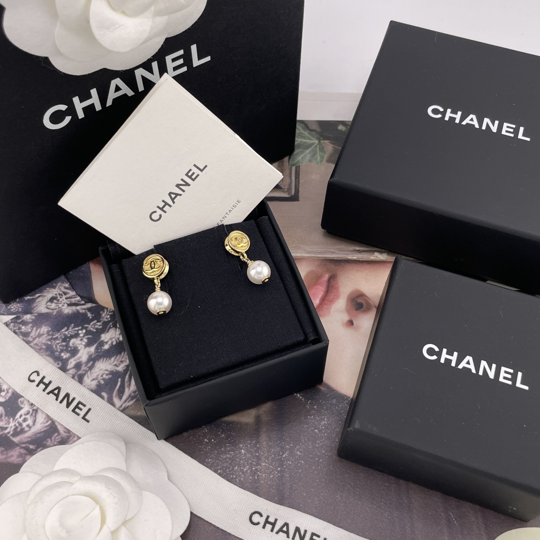Chanel 香奈儿耳钉 爆上新 CHAN 26 小圆金币吊珠耳钉 水滴珍珠+圆形别有新意缀以不规则花纹