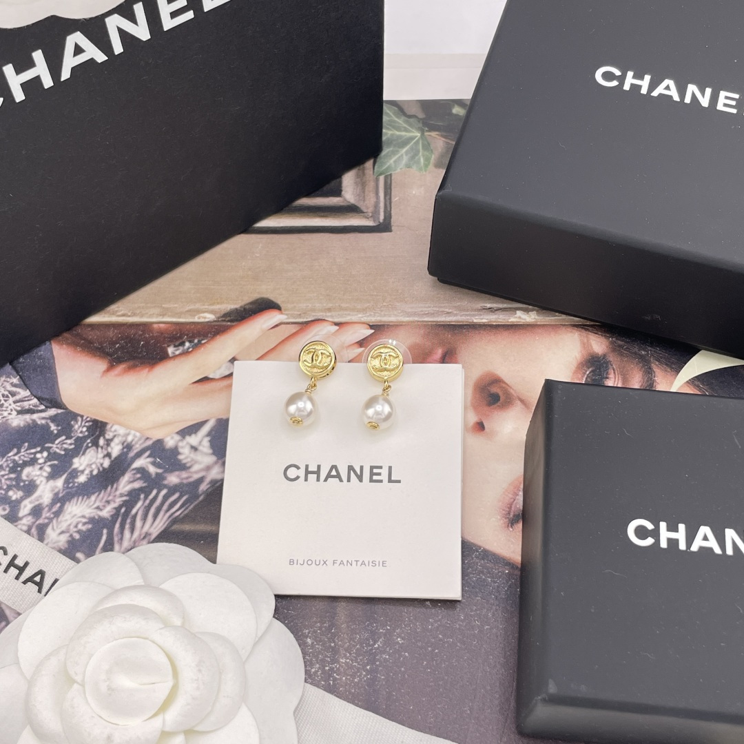 Chanel 香奈儿耳钉 爆上新 CHAN 26 小圆金币吊珠耳钉 水滴珍珠+圆形别有新意缀以不规则花纹
