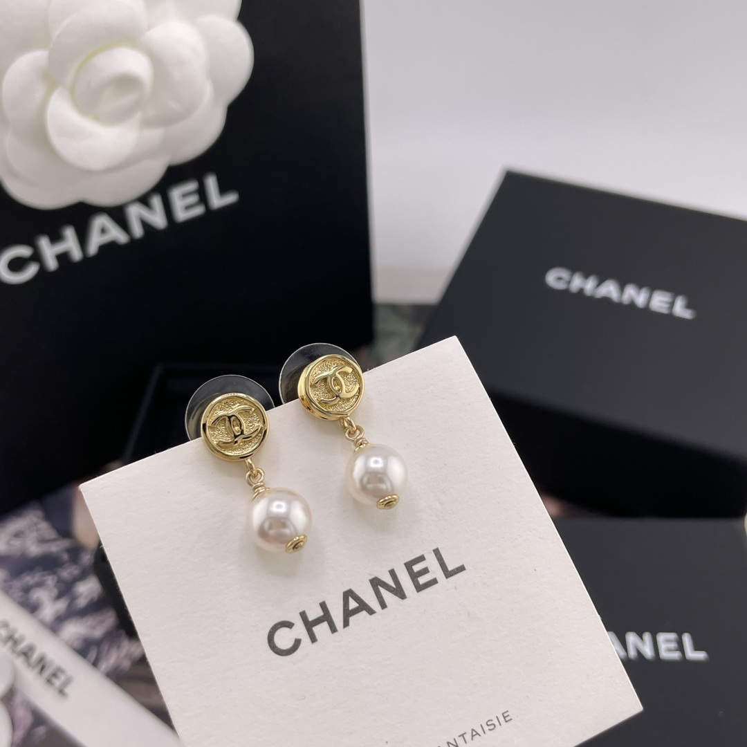 Chanel 香奈儿耳钉 爆上新 CHAN 26 小圆金币吊珠耳钉 水滴珍珠+圆形别有新意缀以不规则花纹