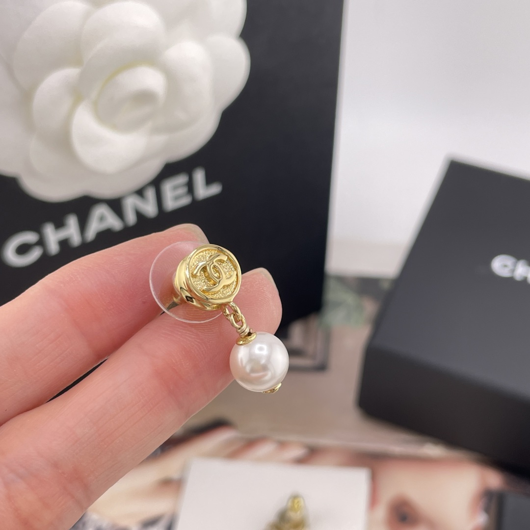 Chanel 香奈儿耳钉 爆上新 CHAN 26 小圆金币吊珠耳钉 水滴珍珠+圆形别有新意缀以不规则花纹