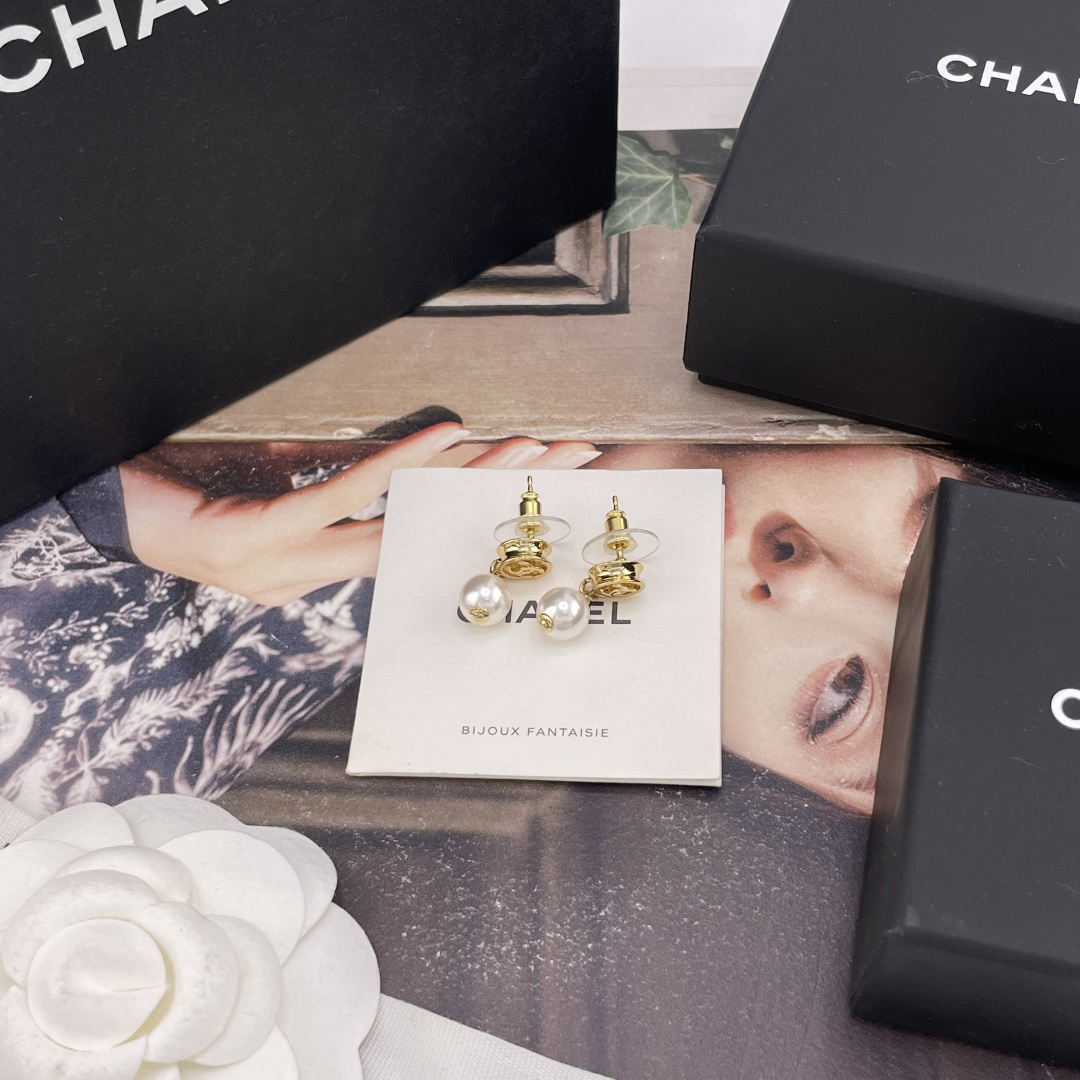 Chanel 香奈儿耳钉 爆上新 CHAN 26 小圆金币吊珠耳钉 水滴珍珠+圆形别有新意缀以不规则花纹