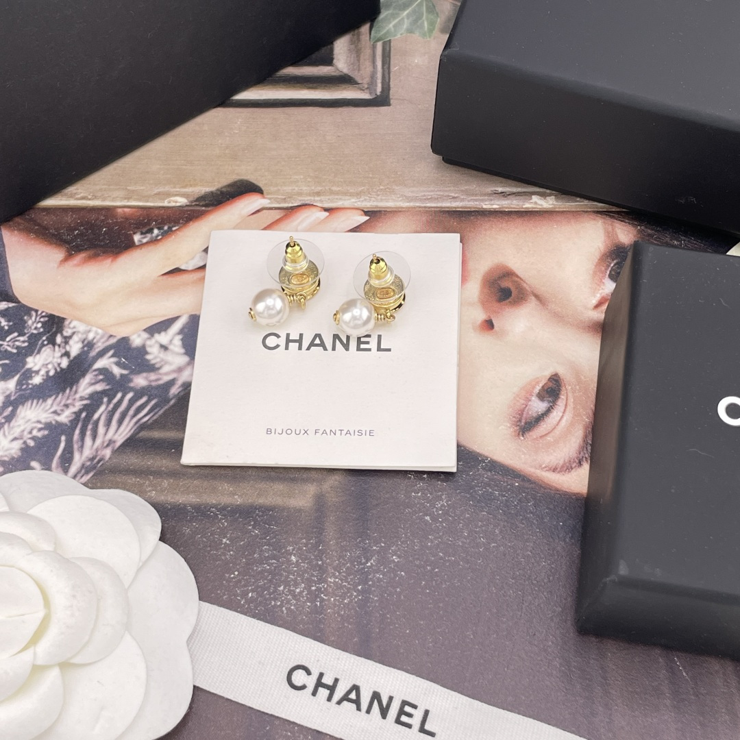 Chanel 香奈儿耳钉 爆上新 CHAN 26 小圆金币吊珠耳钉 水滴珍珠+圆形别有新意缀以不规则花纹
