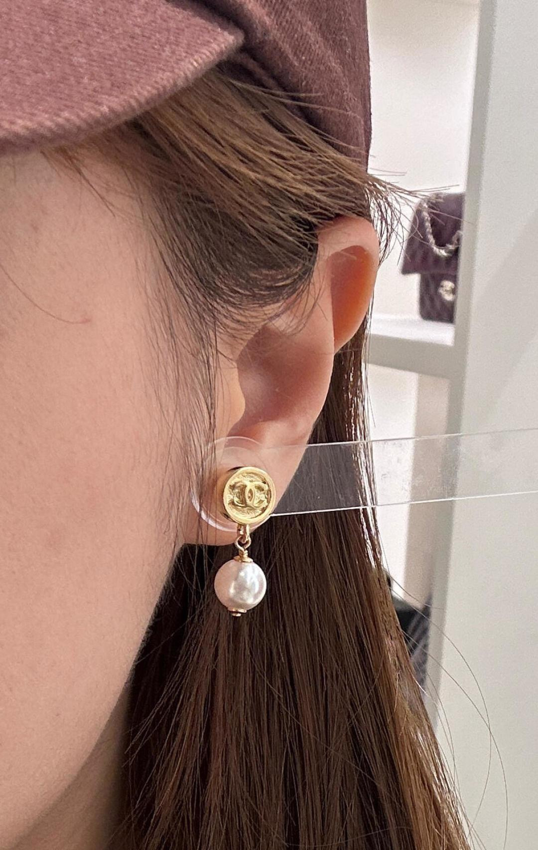 Chanel 香奈儿耳钉 爆上新 CHAN 26 小圆金币吊珠耳钉 水滴珍珠+圆形别有新意缀以不规则花纹