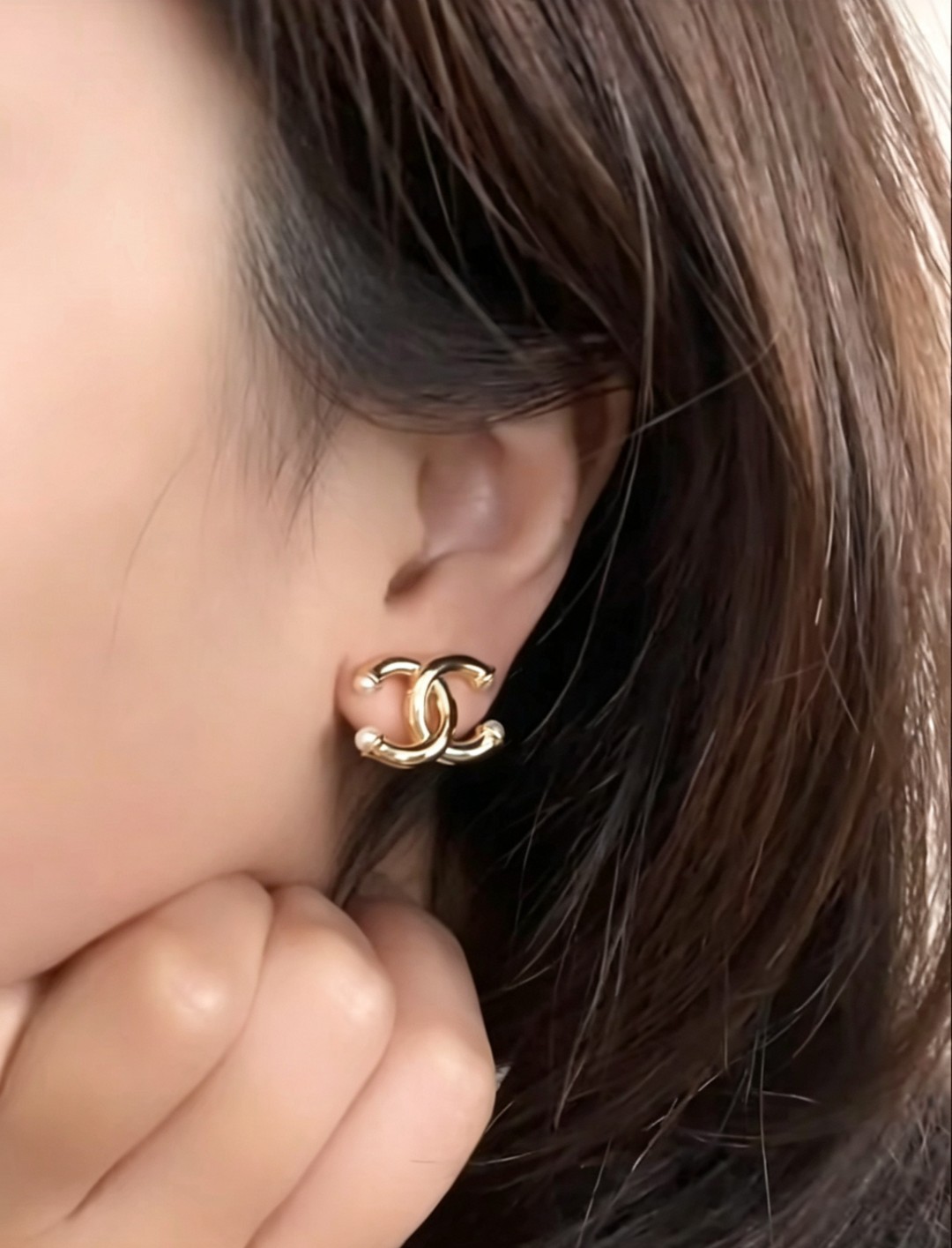 Chanel 香奈儿光面字母珍珠耳钉 爆上新 CHAN 26 金色CC耳钉 双c造型，尾部珍珠点缀 很高级～