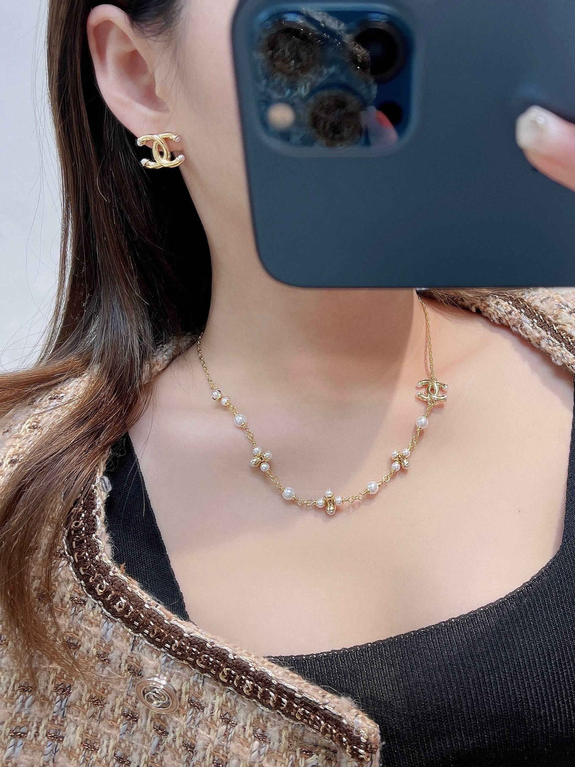 Chanel 香奈儿光面字母珍珠耳钉 爆上新 CHAN 26 金色CC耳钉 双c造型，尾部珍珠点缀 很高级～