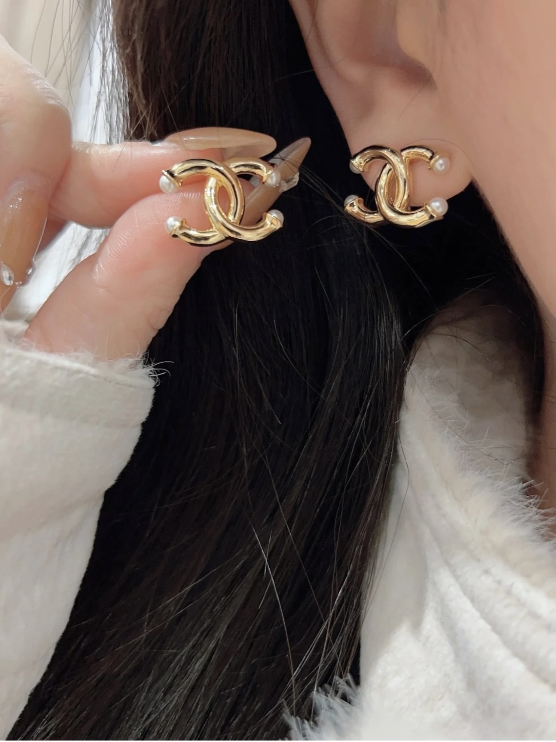 Chanel 香奈儿光面字母珍珠耳钉 爆上新 CHAN 26 金色CC耳钉 双c造型，尾部珍珠点缀 很高级～