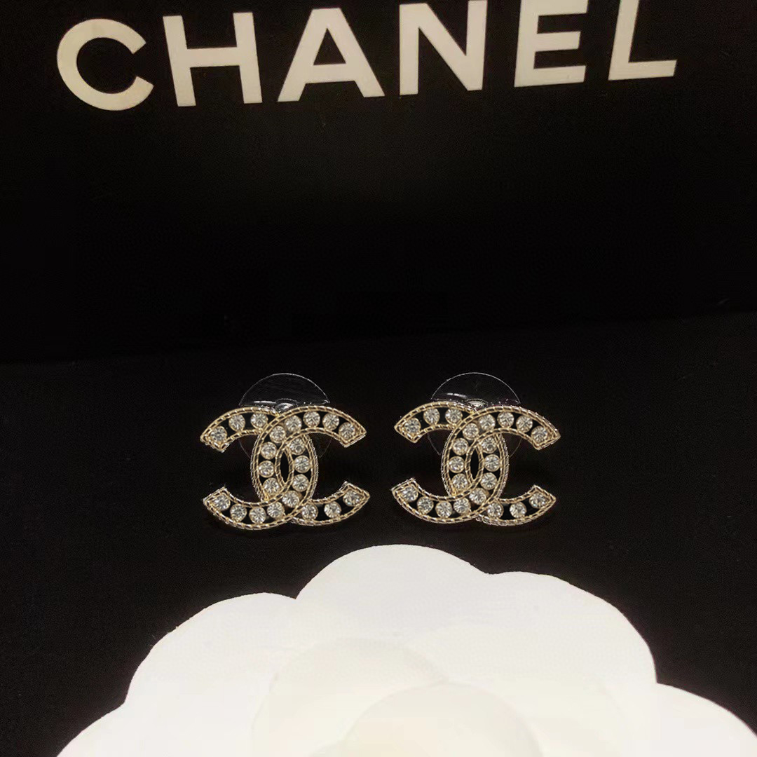 Chanel Chanel这款设计 喜欢 香奈儿的镂空施华洛晶钻字母耳钉
