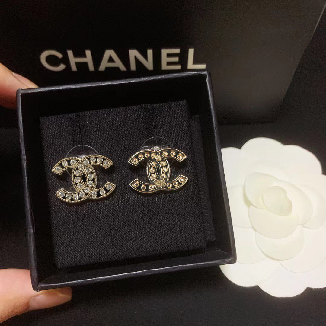 Chanel Chanel这款设计 喜欢 香奈儿的镂空施华洛晶钻字母耳钉