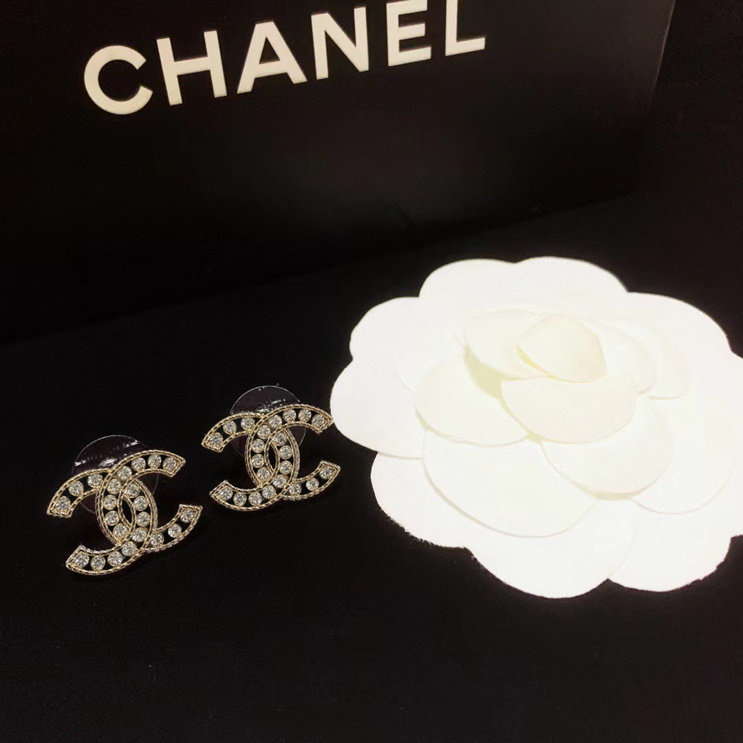 Chanel Chanel这款设计 喜欢 香奈儿的镂空施华洛晶钻字母耳钉