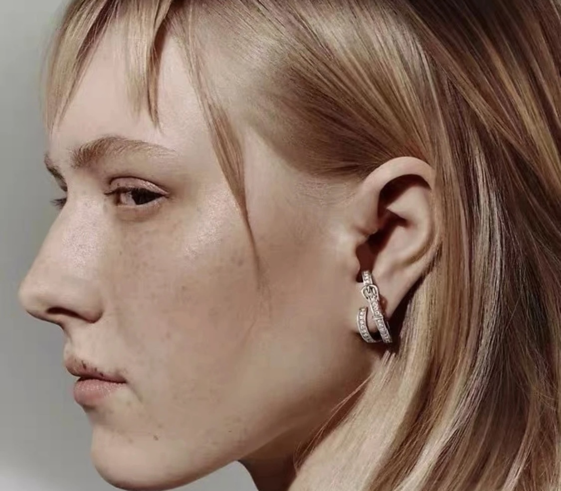 Boucles d'oreilles Hermes Buckle Double Hoop en or blanc argenté avec des accents de diamants clairs Diamètre du cerceau de 2 cm