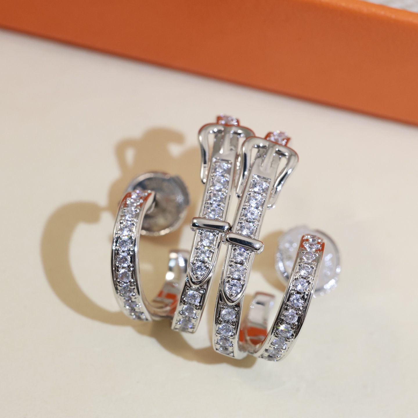 Boucles d'oreilles Hermes Buckle Double Hoop en or blanc argenté avec des accents de diamants clairs Diamètre du cerceau de 2 cm