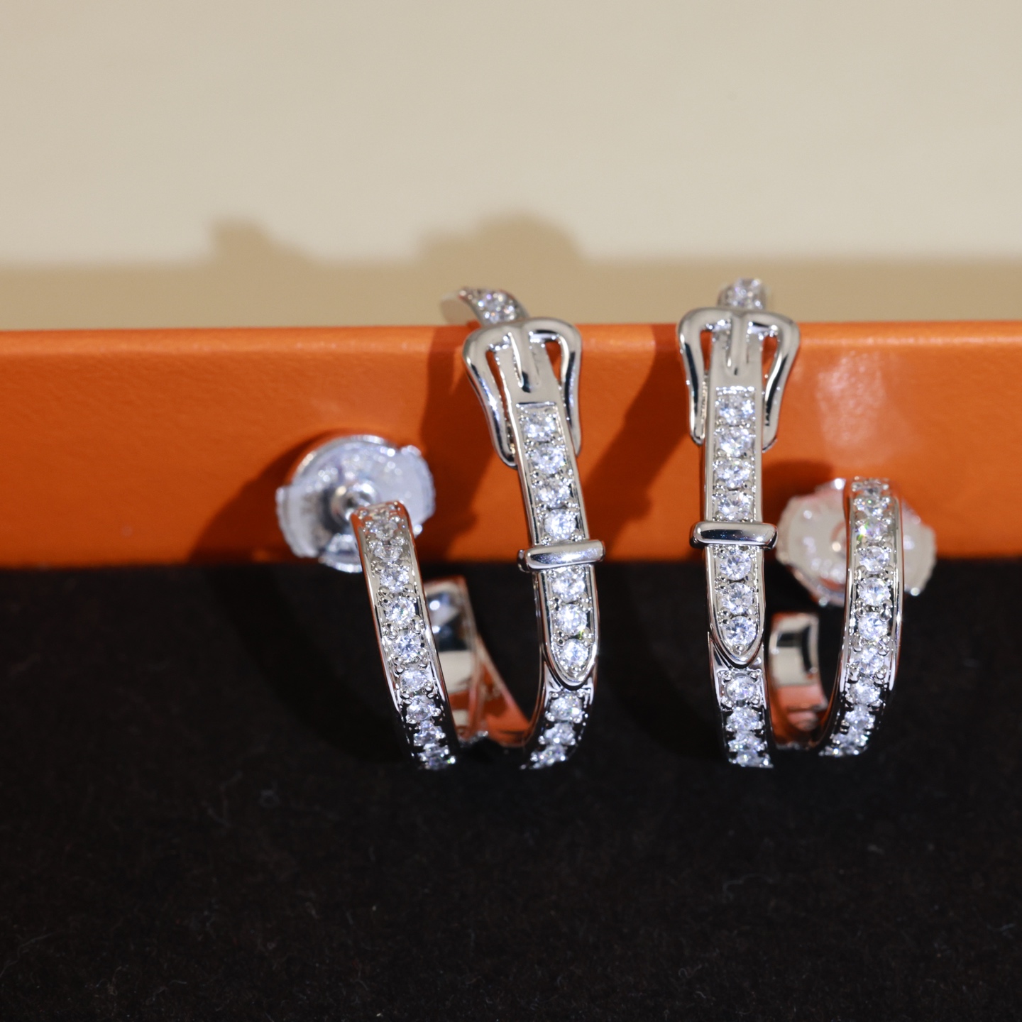 Boucles d'oreilles Hermes Buckle Double Hoop en or blanc argenté avec des accents de diamants clairs Diamètre du cerceau de 2 cm