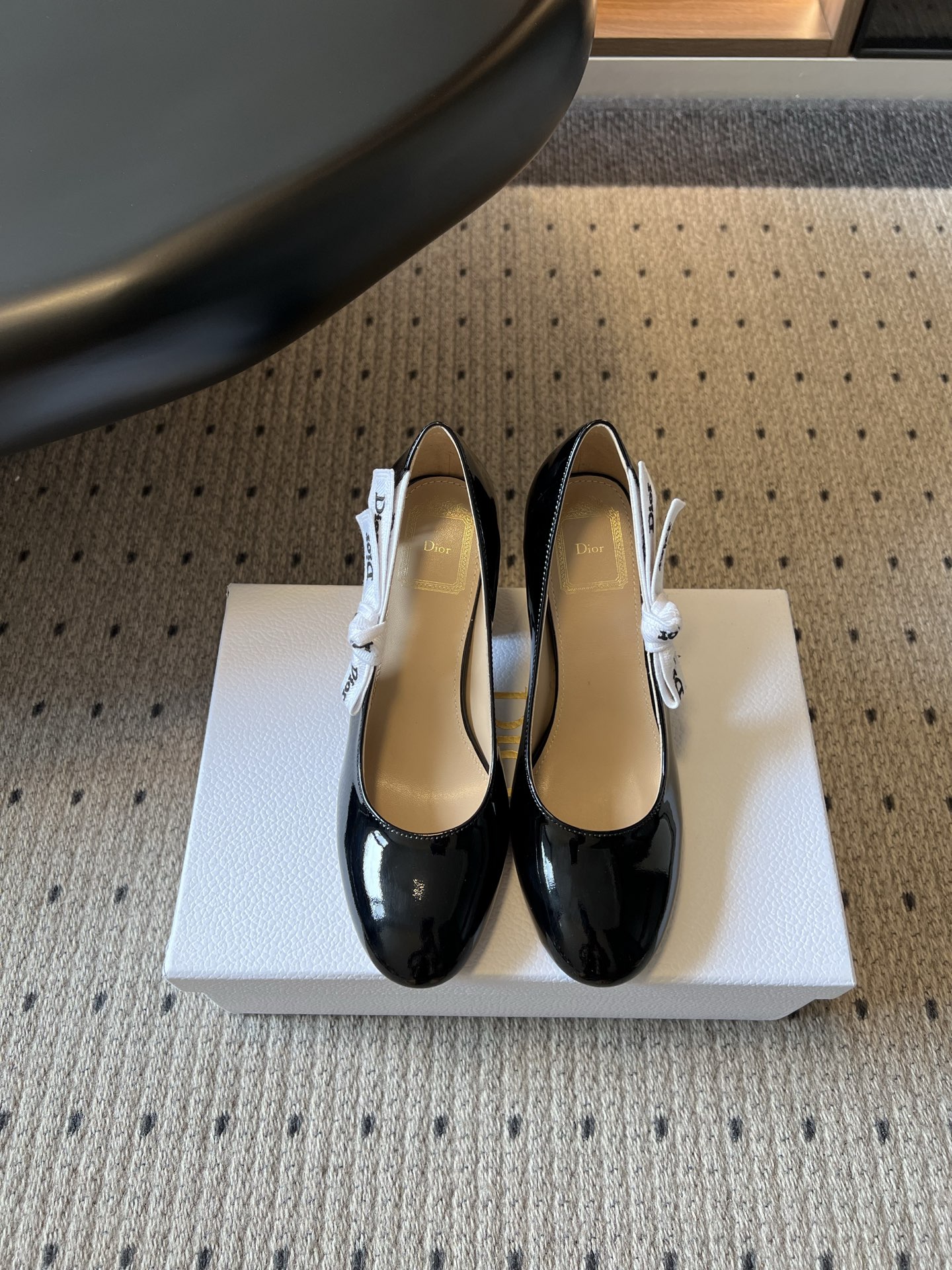 NO:786714,Purchasing-grade Dior 26ss new patent leather thick-heeled high-heeled shoes for spring and summer. A classic style with French elegance, it perfectly combines the neat patent leather texture with the iconic strap bow details, which is gentle and yet refined. Paired with suit pants or straight skirts for daily commuting, it can instantly enhance the texture of the overall look; paired with a gentle dress on a date, it can easily create a relaxed atmosphere and is suitable for a variety of styles and occasions.  The feeling on the foot is amazing, the shoe shape fits the foot shape, and the thick heel design is stable without tiring the feet. It can quietly lengthen the leg line without burdening the feet, and there is no pressure when wearing it for a long time. Cowhide upper, sheepskin lining, Italian genuine leather outsole, size 35-41 (customized sizes 40 and 41 are non-refundable), heel height 8cm, ballet shoes, dior, high heels, skirts, business suit, cowhide, sheepskin, Leather soles19860909代购级 Dior 26ss春夏新款漆皮粗跟高跟鞋 自带法式优雅气质的经典款,把利落的漆皮质感和标志性的绑带蝴蝶结细节结合得恰到好处,温柔又不失精致感.日常通勤搭配西装裤或直筒裙,能瞬间提升整体造型的质感；约会时搭配温柔连衣裙,又能轻松营造松弛氛围感,适配多种穿搭风格与场合. 上脚的脚感超惊喜,鞋型贴合脚型,粗跟设计稳当又不累脚,既能悄悄拉长腿部线条,又不会给双脚带来负担,长时间穿着也毫无压力. 鞋面牛皮 内里羊皮 大底意大利真皮大底 size35-41码（40、41码定制不退换） 跟高8cm,芭蕾舞鞋,dior,high heels,skirts,business suit,cowhide,sheepskin,Leather soles,Women's Shoes