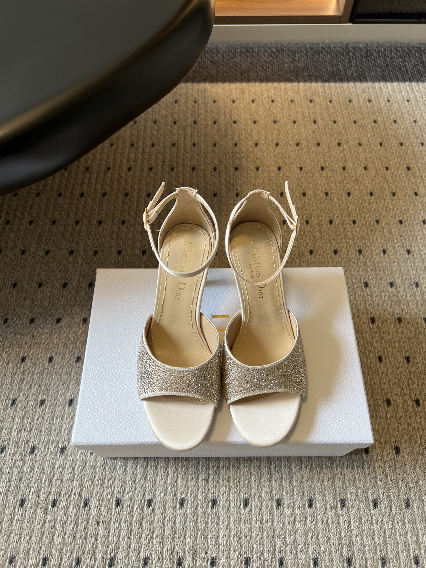 NO:786720,Purchasing-grade Dior 26ss new spring and summer sparkling diamond one-piece high-heeled shoes. The atmospheric tool comes with a starlight filter. It perfectly combines the classic elegant silhouette with blingbling details. It will bring focus as soon as you put it on. Whether it is worn with a little black skirt to attend important occasions, or with simple jeans to create a light and mature look, it can be easily held. It is a versatile style that can be worn on dates, parties, and commuting.  The upper foot experience is great, the shoe shape fits the foot shape, and the walking is stable without rubbing the feet. The slender heel design can quietly lengthen the leg line without burdening the feet. It is beautiful and can travel freely at the same time. Satin/glass beads on the upper, sheepskin lining, Italian genuine leather outsole, size 35-41 (customized sizes 40 and 41 are not returnable), heel height 8cm, high-heeled sandals, dior, sandals, high  heels,skirts,jeans,sheepskin,silk fabric,Leather soles19860909代购级 Dior 26ss春夏新款闪钻一字带高跟鞋 自带星光滤镜的氛围感利器,把经典的优雅廓形和blingbling的细节完美融合,一上脚就自带焦点.无论是搭配小黑裙出席重要场合,还是配简约牛仔裤打造轻熟风造型,它都能轻松hold住,是约会、聚会、通勤都能穿的万能款. 上脚体验感超棒,鞋型贴合脚型,走路稳当不磨脚,细跟设计既能悄悄拉长腿部线条,又不会给双脚带来负担,美美的同时也能自在出行. 鞋面绸缎/玻璃珠 内里羊皮 大底意大利真皮大底 size35-41码（40、41码定制不退换） 跟高8cm,高跟鞋凉鞋,dior,sandals,high heels,skirts,jeans,sheepskin,silk fabric,Leather soles,Women's Shoes