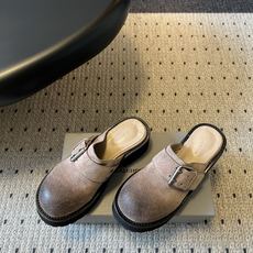 Balenciag*26ss春夏新款复古厚底穆勒鞋这款穆勒鞋主打复古与潮流兼具!鞋面采用质感材质,打造出 Balenciag*26ss春夏新款复古厚底穆勒鞋这款穆勒鞋主打复古与潮流兼具!鞋面采用质感材质,打造出