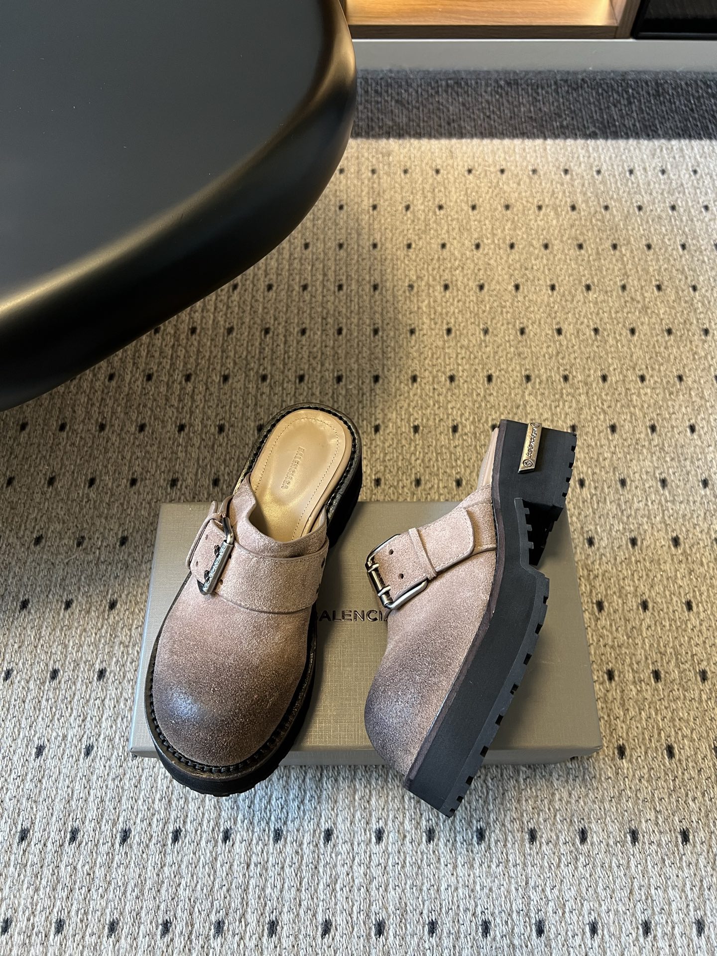 Balenciag*26ss春夏新款复古厚底穆勒鞋这款穆勒鞋主打复古与潮流兼具!鞋面采用质感材质,打造出 Balenciag*26ss春夏新款复古厚底穆勒鞋这款穆勒鞋主打复古与潮流兼具!鞋面采用质感材质,打造出