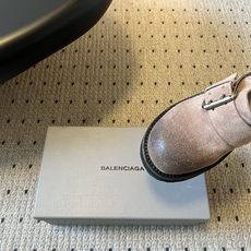 Balenciag*26ss春夏新款复古厚底穆勒鞋这款穆勒鞋主打复古与潮流兼具!鞋面采用质感材质,打造出 Balenciag*26ss春夏新款复古厚底穆勒鞋这款穆勒鞋主打复古与潮流兼具!鞋面采用质感材质,打造出