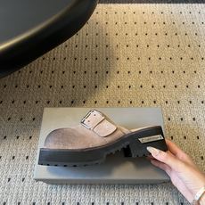 Balenciag*26ss春夏新款复古厚底穆勒鞋这款穆勒鞋主打复古与潮流兼具!鞋面采用质感材质,打造出 Balenciag*26ss春夏新款复古厚底穆勒鞋这款穆勒鞋主打复古与潮流兼具!鞋面采用质感材质,打造出