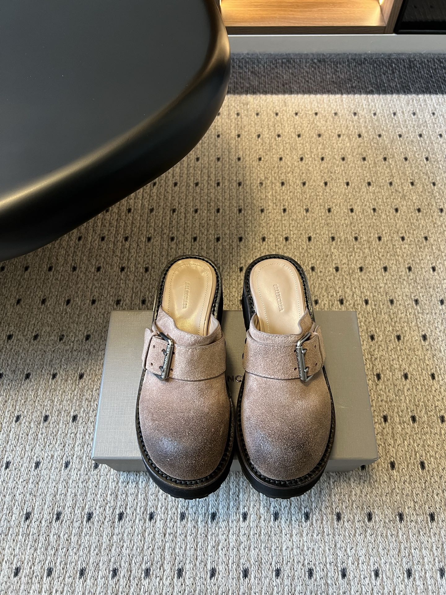 Balenciag*26ss春夏新款复古厚底穆勒鞋这款穆勒鞋主打复古与潮流兼具！鞋面采用质感材质，打造出