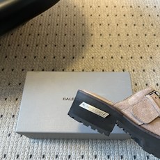Balenciag*26ss春夏新款复古厚底穆勒鞋这款穆勒鞋主打复古与潮流兼具!鞋面采用质感材质,打造出 Balenciag*26ss春夏新款复古厚底穆勒鞋这款穆勒鞋主打复古与潮流兼具!鞋面采用质感材质,打造出