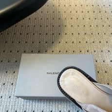 Balenciag*26ss春夏新款复古厚底穆勒鞋这款穆勒鞋主打复古与潮流兼具!鞋面采用质感材质,打造出 Balenciag*26ss春夏新款复古厚底穆勒鞋这款穆勒鞋主打复古与潮流兼具!鞋面采用质感材质,打造出