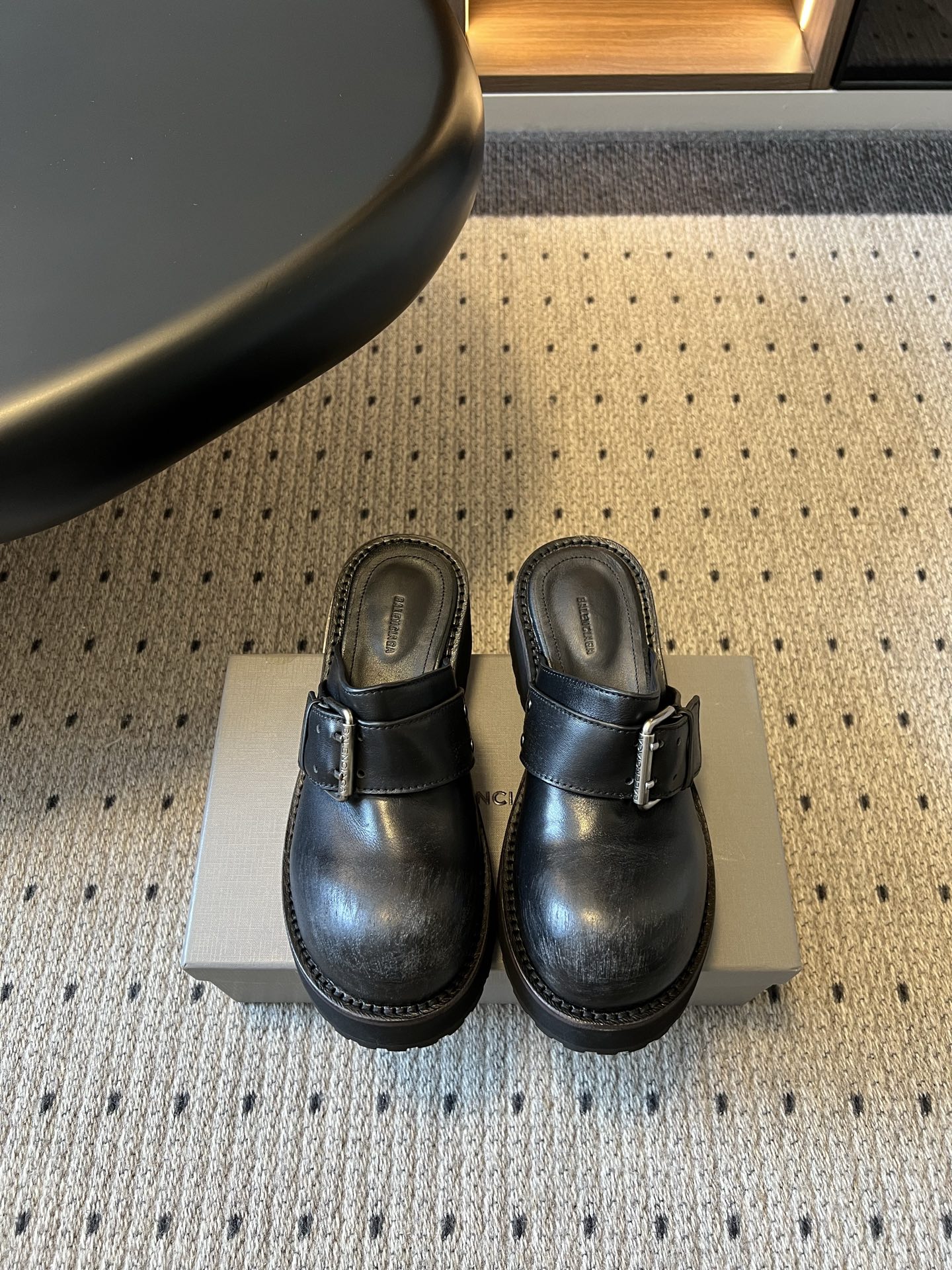 NO:870819,Balenciag*26ss new spring and summer retro thick-soled mule shoes. These mule shoes are both retro and trendy!  The upper is made of textured material, creating a matte texture that is old and retro, with a sense of luxury accumulated over time. The iconic metal buckle decoration on the shoe body instantly enhances the recognition. It is simple but not simple, and easily shows the fashion taste. The thick sole design is the finishing touch, which not only visually lengthens the leg line, but also has a heightening effect, which can be easily controlled by small people.  The metal buckle is exquisite and firm in workmanship, full of texture, and enhances the overall fashion. The sole has clear texture, excellent anti-slip and wear resistance, and is stable on rainy days. Upper cowhide leather lining sheepskin outsole Foam outsole size 35-40 (customized size 40 is non-returnable) Heel height 5cm, half drag, balenciaga, cowhide, sheepskin19860909Balenciag*26ss春夏新款复古厚底穆勒鞋 这款穆勒鞋主打复古与潮流兼具！鞋面采用质感材质,打造出做旧复古的哑光质感,自带岁月沉淀的高级感.鞋身标志性的金属扣装饰,瞬间提升辨识度,简约却不简单,轻松彰显时尚品味.厚底设计是点睛之笔,不仅视觉上拉长腿部线条,更自带增高效果,小个子也能轻松驾驭. 金属扣做工精致牢固,质感十足,提升整体时尚度.鞋底纹路清晰,防滑耐磨性能优异,雨天出行也稳稳当当. 鞋面牛皮 内里羊皮 大底发泡大底 size35-40码（40码定制不退换） 跟高5cm,半拖,balenciaga,cowhide,sheepskin,Women's Shoes